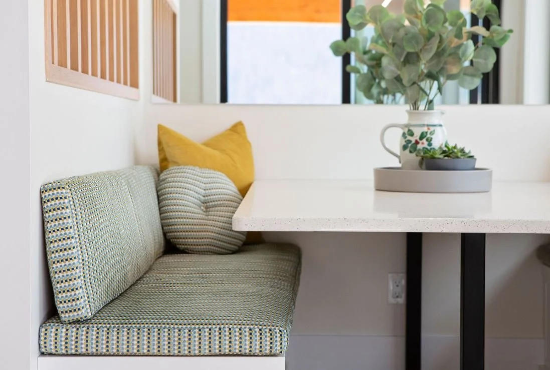 colourful_breakfastnook.JPG