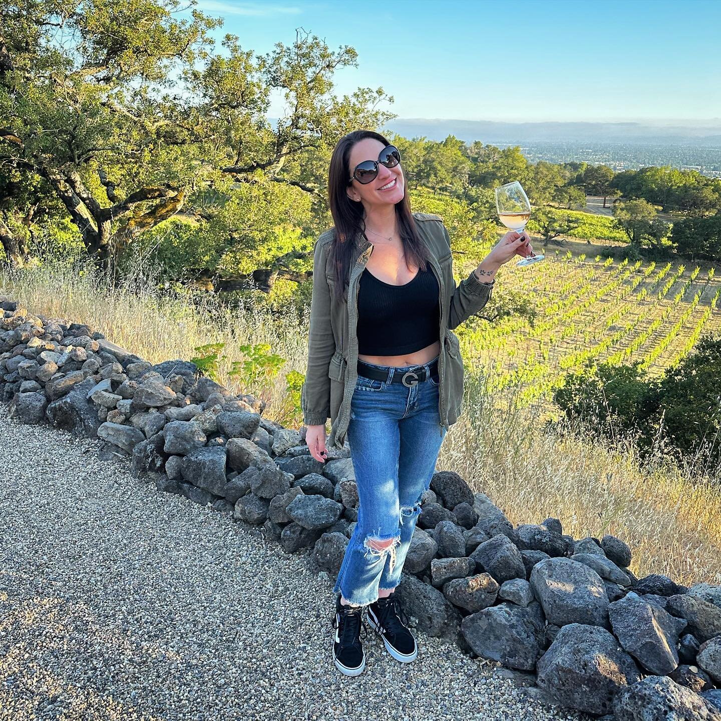 Wine 🍷 Country 🍇 Summer ☀️
📍 @paradiseridgewinery 

Sonoma County has a smell in the summer (no I&rsquo;m NOT talking about the #sonomaroma 💩LOL) and I can&rsquo;t explain it but it brings be back to my childhood growing up here spending summers 