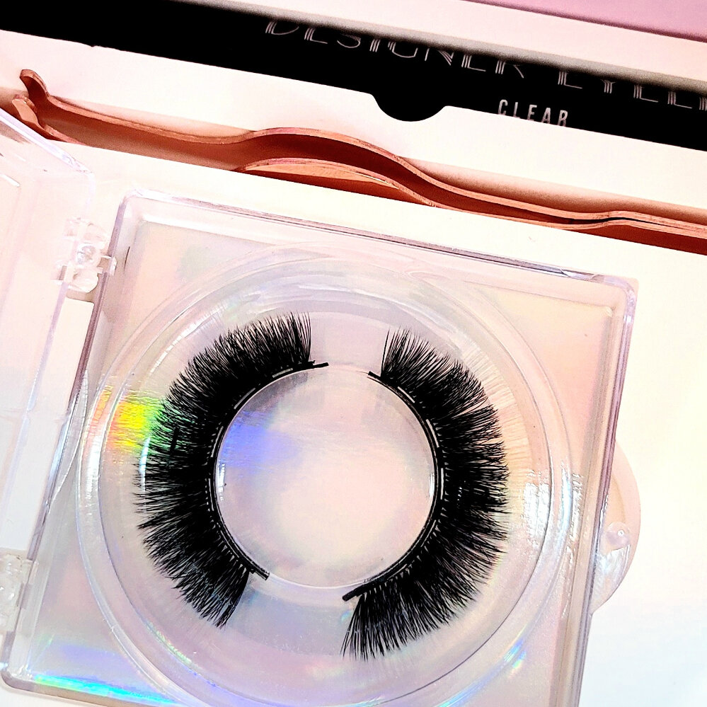 Do you love the look of false lashes but can't handle the upkeep of extensions? Or maybe you miss when you could pop on a quick false lash but have developed sensitivity to the glue. Well girly, these custom magnetic lashes were made for you 😘 ⠀⠀⠀⠀⠀