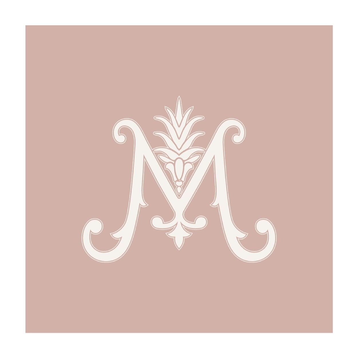 In love with this cute icon we created for a charming San Francisco antique shop 💍 ✨They have a vintage pineapple carving on their front door, so we incorporated it into the logo! 🍍

.
.
#graphicdesign #design #monogram #antique #vintage #branding 