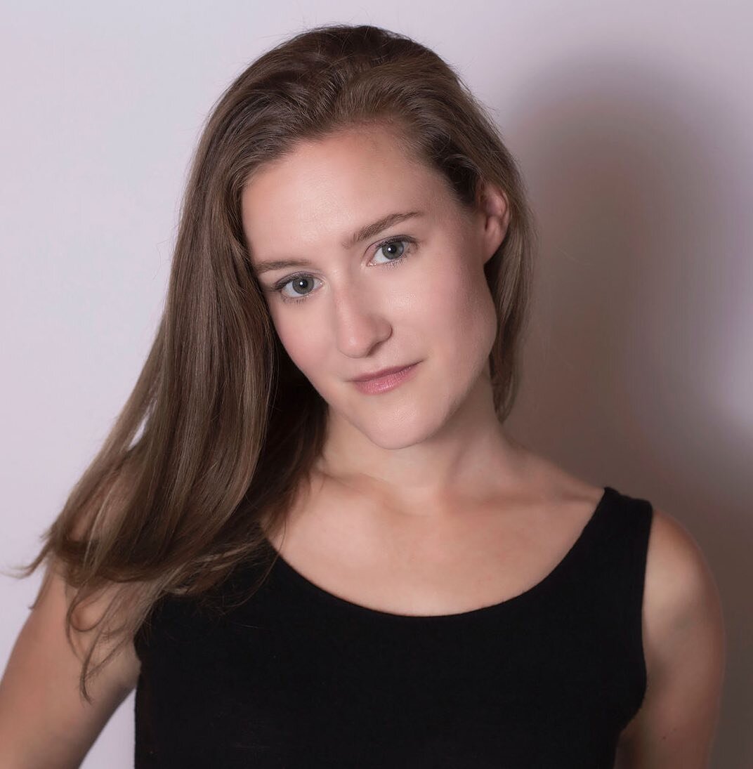 ALUMNI CABARET PERFORMER SPOTLIGHT- Link for tickets in bio 12/29 Join us!!! 
 ⭐️⭐️⭐️ 
Anya Gibian is an actor, musician, and theatre creator originally from Ithaca, NY.  She was a founding company member of Running to Places in 2008, performing in F