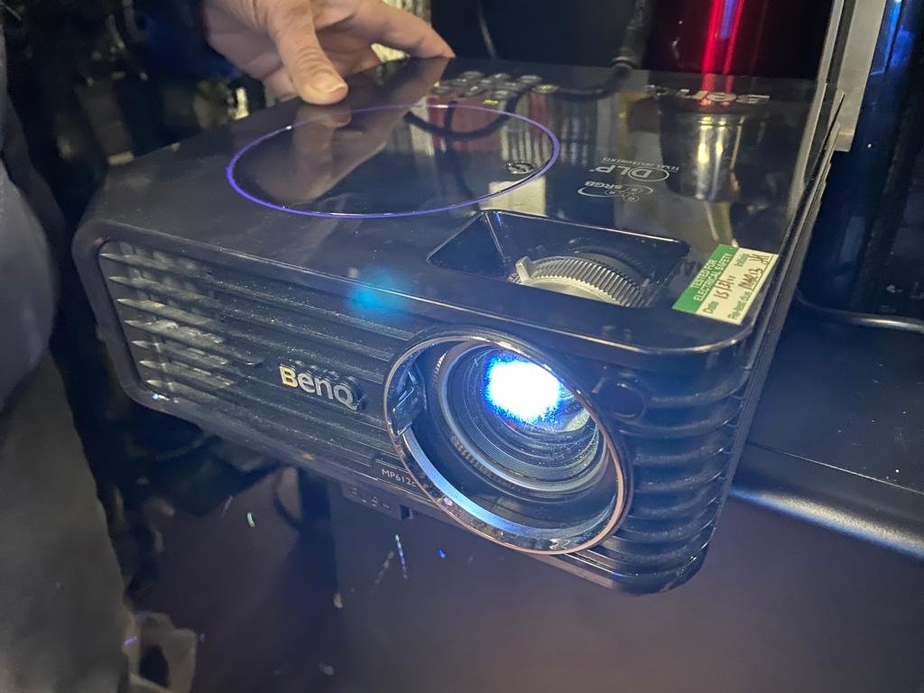 AT BenQ MP612C Colourful Projector With Remote.jpeg