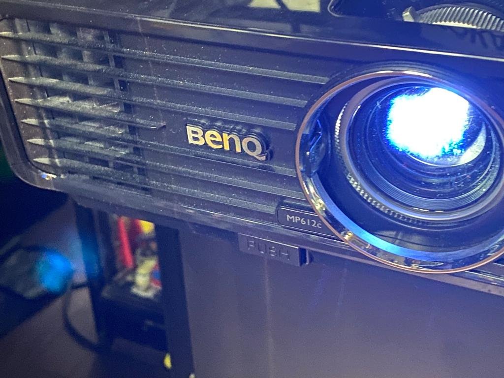AT BenQ MP612C Colourful Projector With Remote 3.jpeg