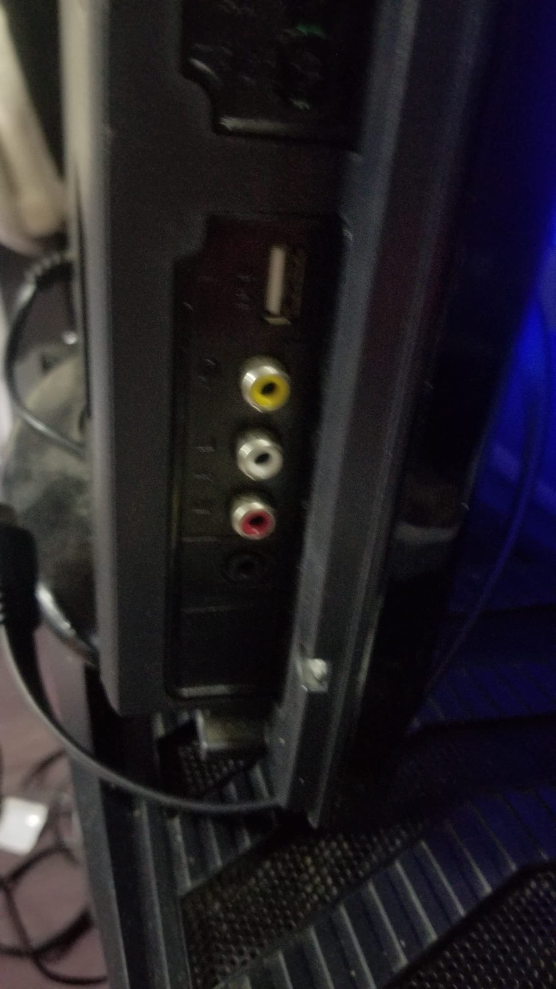 Luxor LUX-16-822-TVB 16 Inch Black HDMI VGA Scart HD Ready TV | CONDITION - USED | £19.99