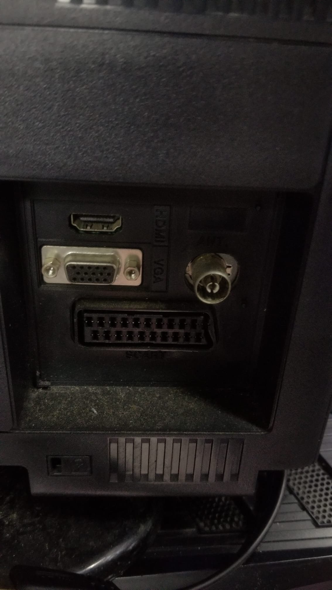 Luxor LUX-16-822-TVB 16 Inch Black HDMI VGA Scart HD Ready TV | CONDITION - USED | £19.99
