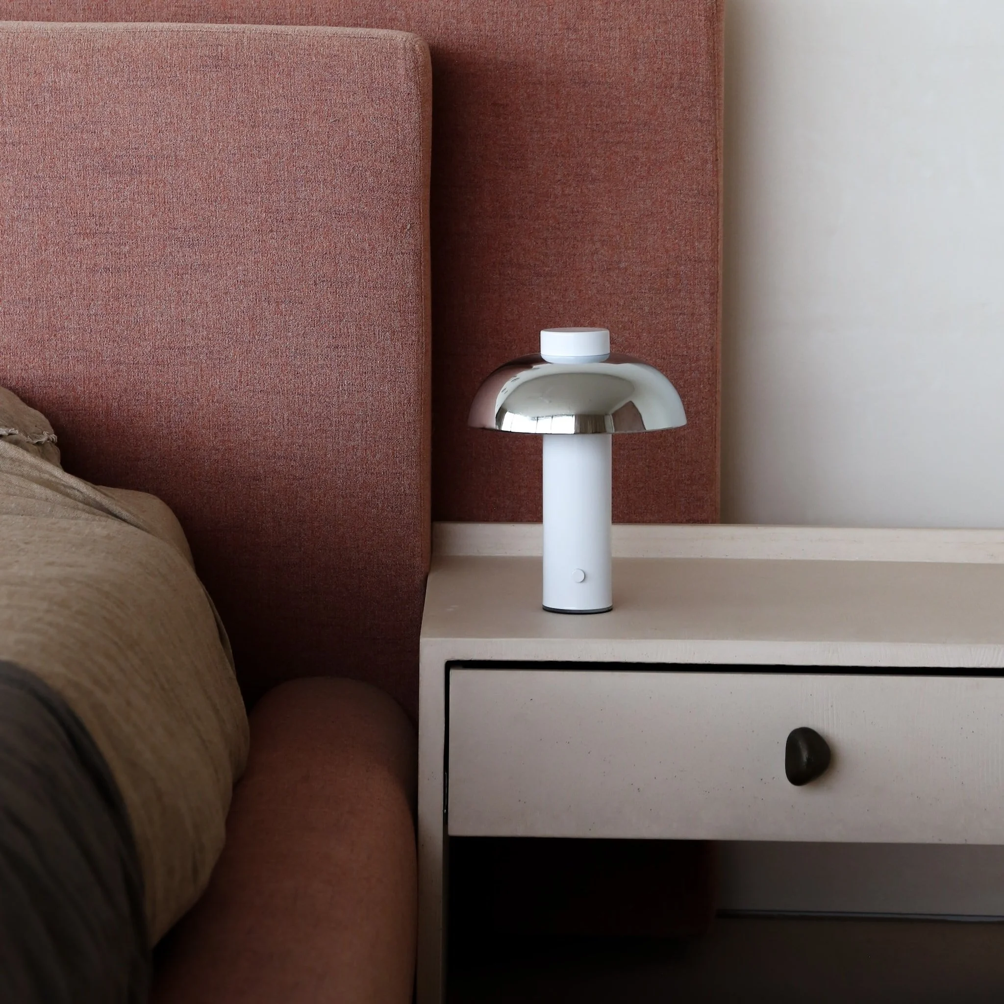 18419_DESIGNSTUFF_Elio_Lamp_White_Chrome_05 (cropped).jpg