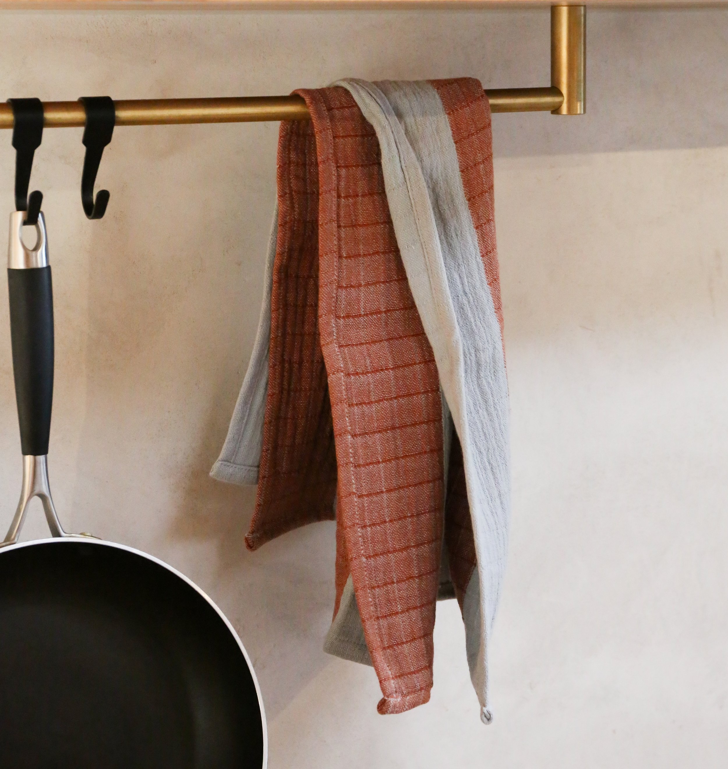 17526_Designstuff_Stripe_Muslin_Tea_Towel_MistCappuccino_Lifestyle7.jpg