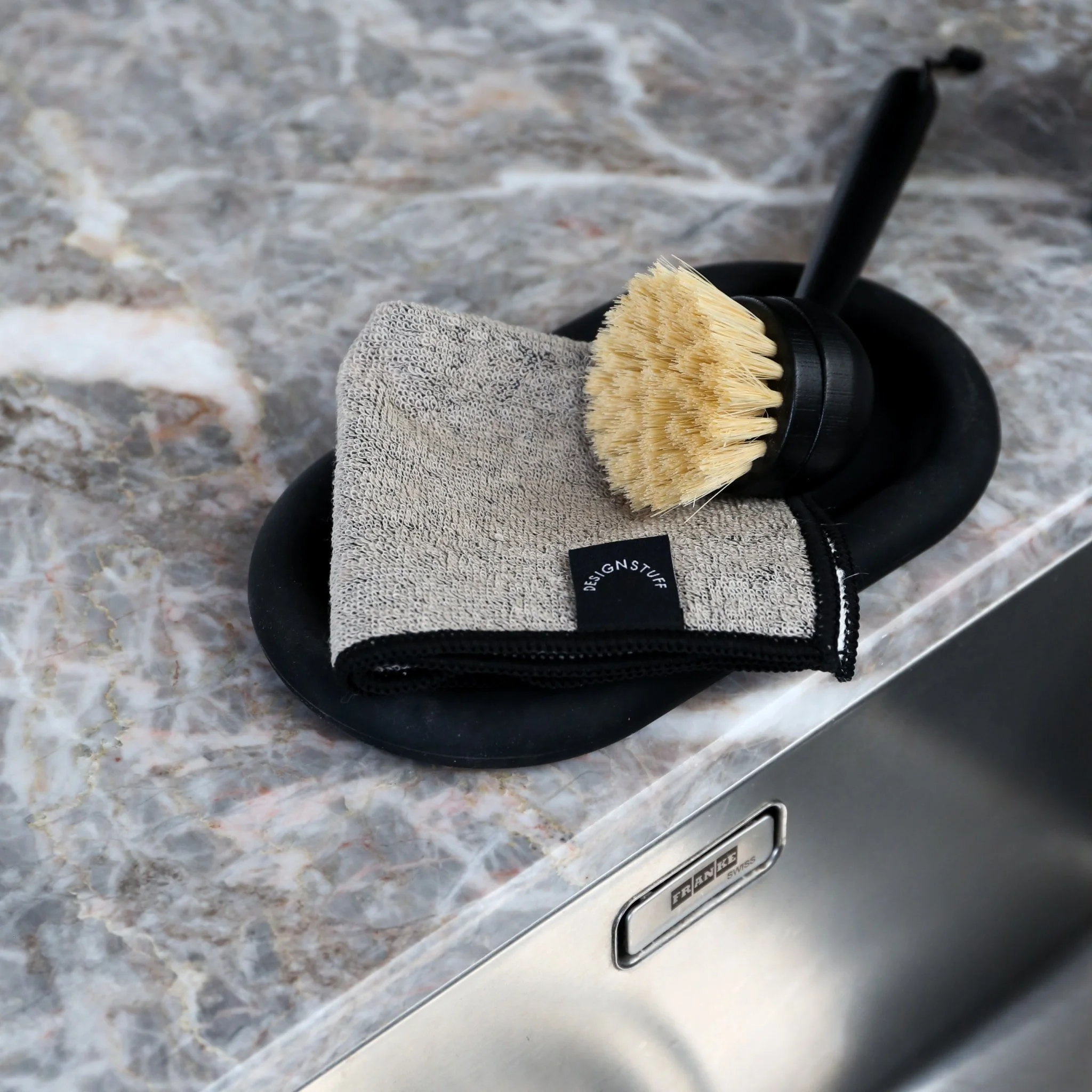 17793_Designstuff_Bubble_Tray_Black_Lifestyle3.jpg