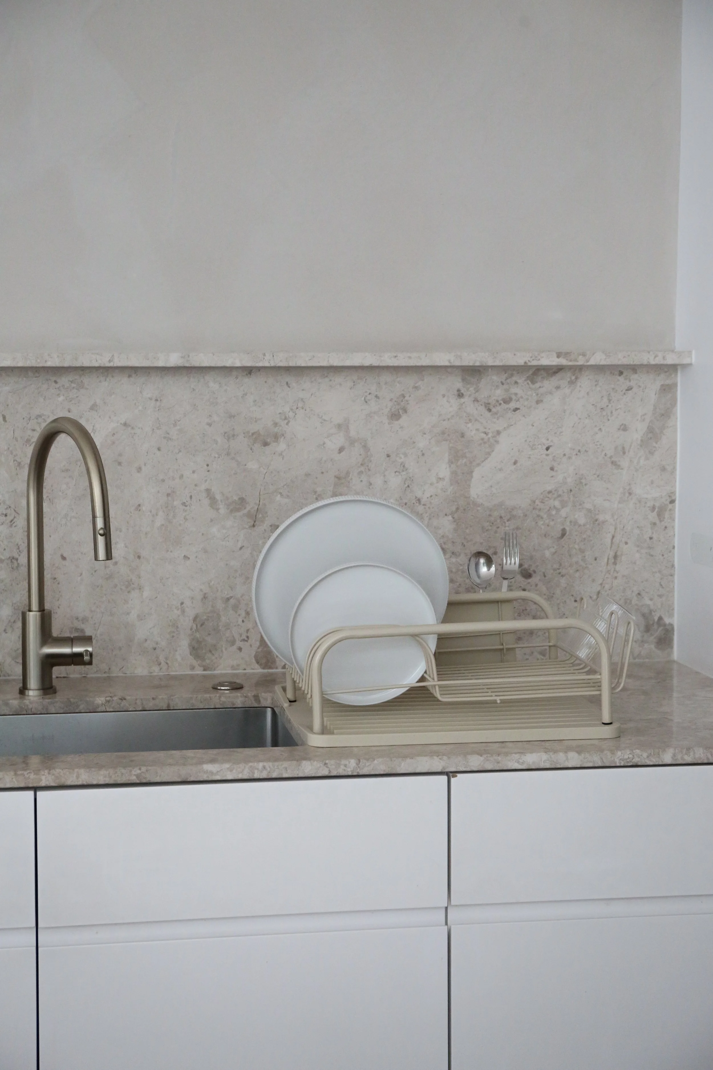 19184_DESIGNSTUFF_DRIP_Curve_Dish_Rack_Sand_4.jpg