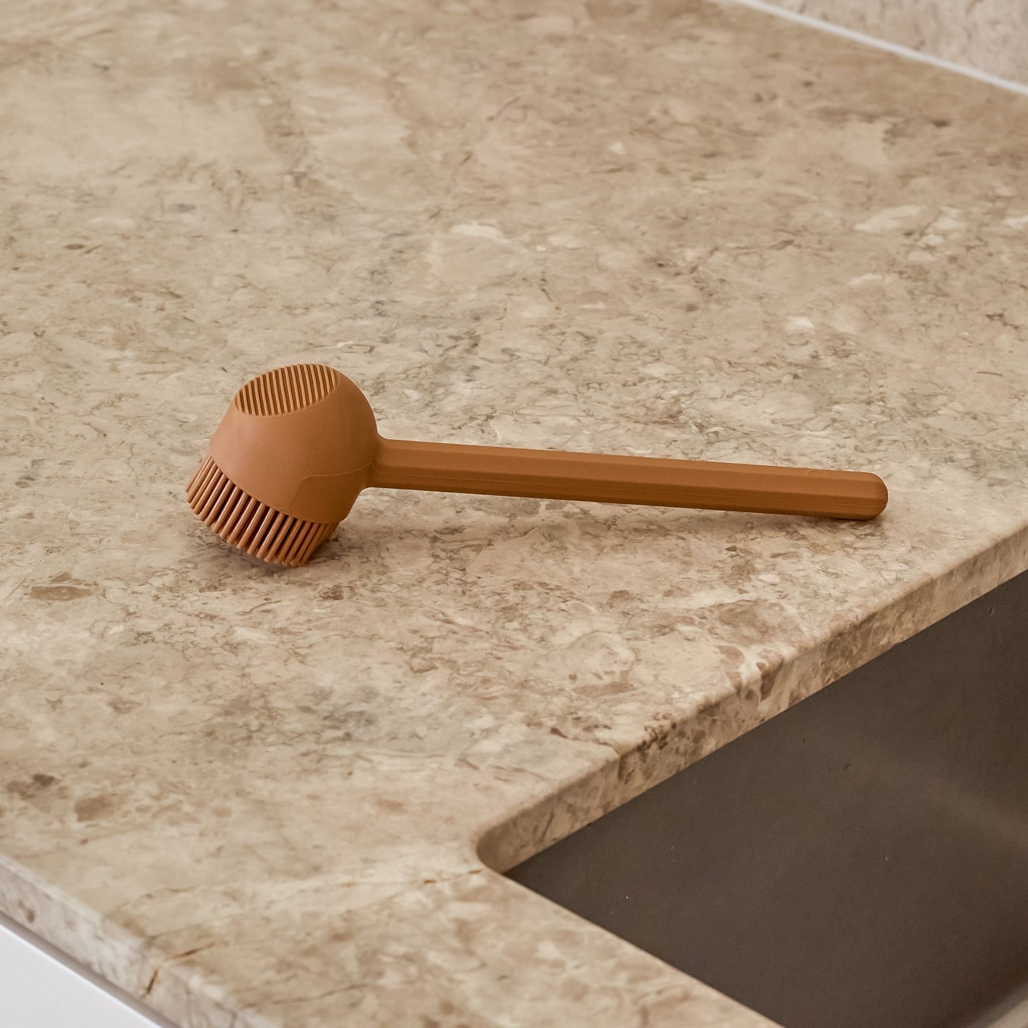 18859_DESIGNSTUFF_RUND_Dish Brush_Camel_Cropped_1.jpg