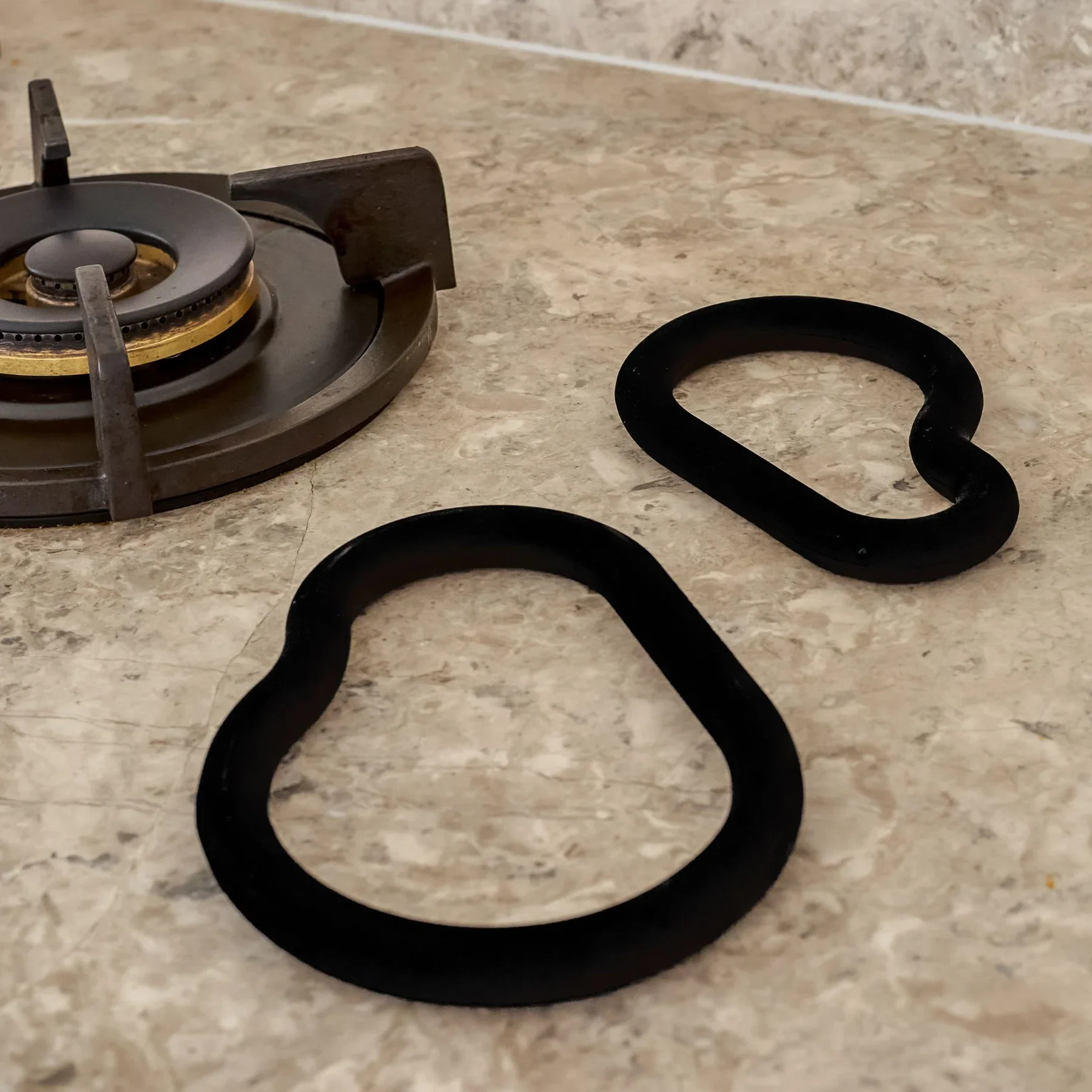 18708_Designstuff_Curve_Trivet_L_Black_1.jpg.webp