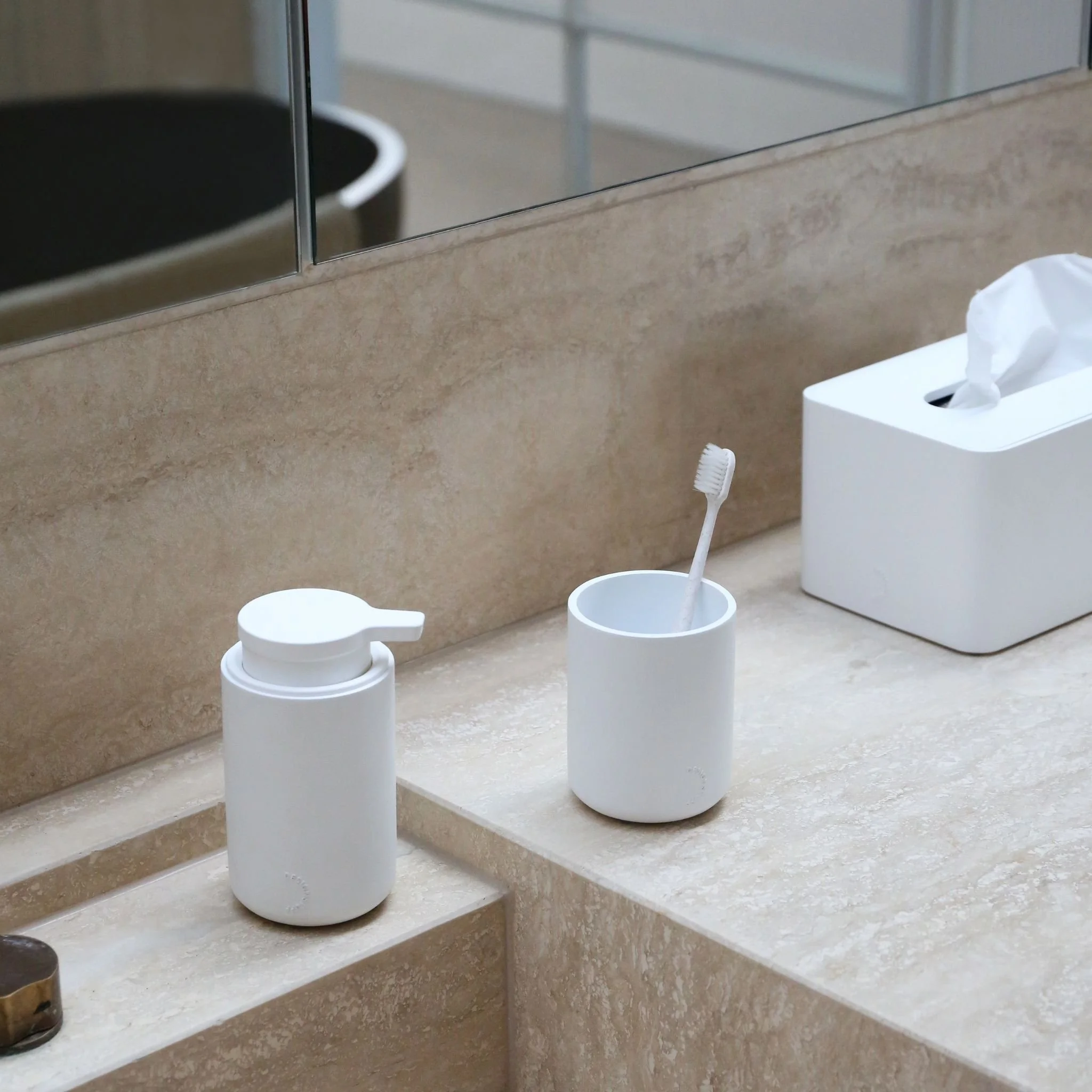 18886_DESIGNSTUFF_ARC_Soap_Dispenser_Black_Mckimm_Cropped (2).jpg