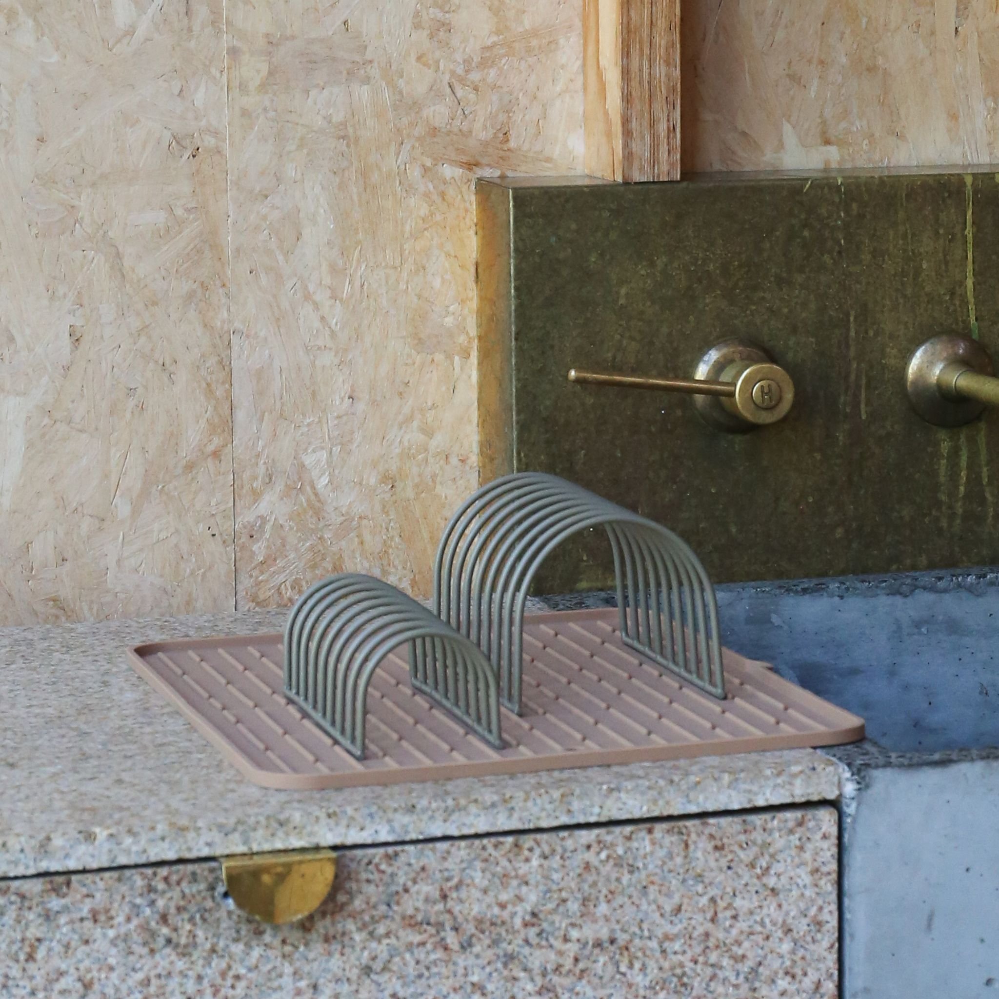 17504_Designstuff_Drying_Mat_DrainageMouth_Camel_Cropped1.jpg