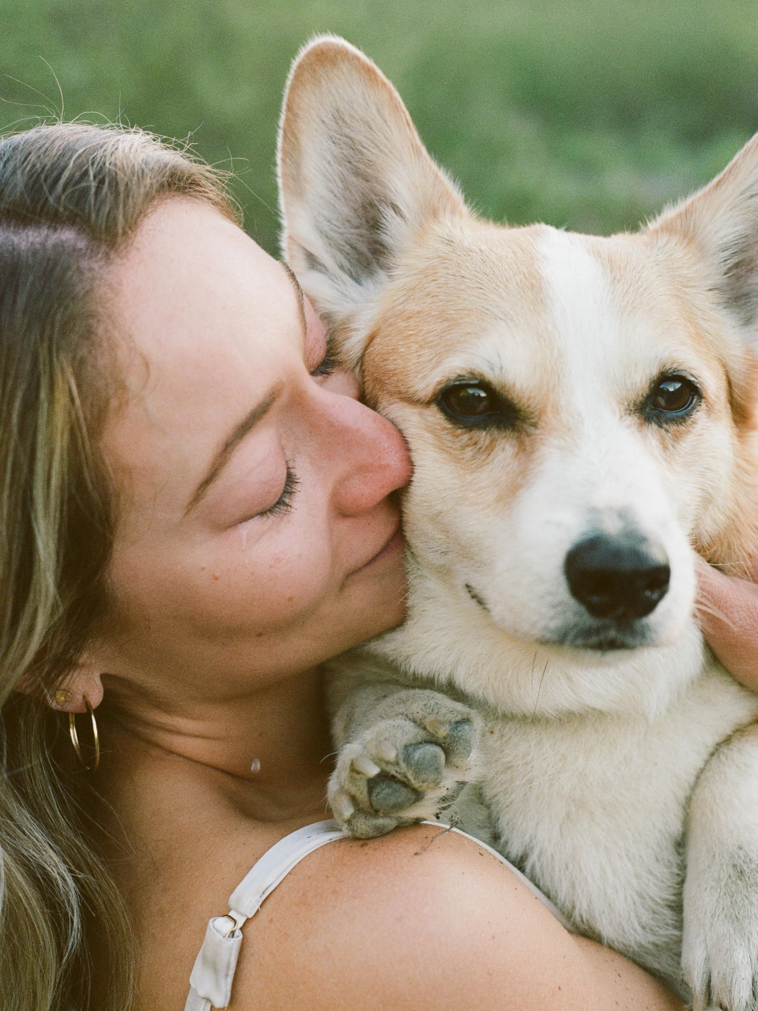 The pups and me on film, through the lens of Alex 🩵

#pinchotpup #dollypartonpup

.
.
.
#35mmfilm #portra400 #corgi