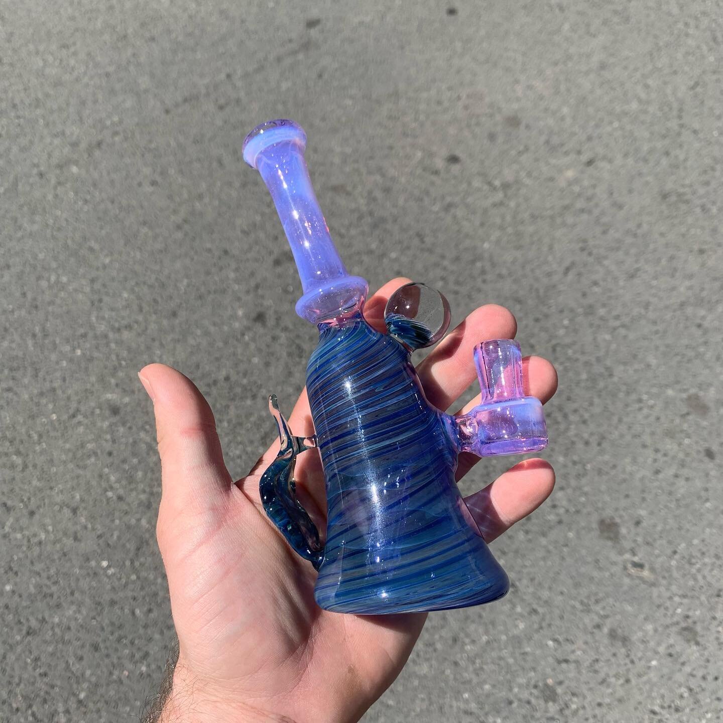 SOLD Banger hanger made mixing purple Lilac and blue turquoise. The marble on top keeps the barycentre stable.

High 18 cm
10 mm joint
2 holes percolator

#&rsquo;22/30

__________________________________________________

#hashba_glass #headyglass #b