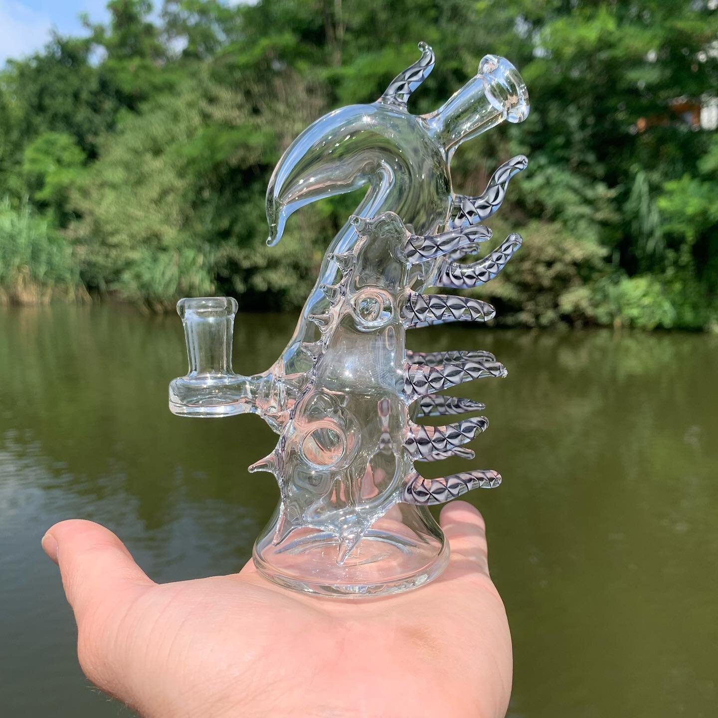 SOLD Playing with the swan shape that I really like and ribbon canes on the wings.

Swipe for the video and details.

High 15 cm
10 mm joint
2 holes percolator

#&rsquo;22/28

__________________________________________________

#hashba_glass #headygl