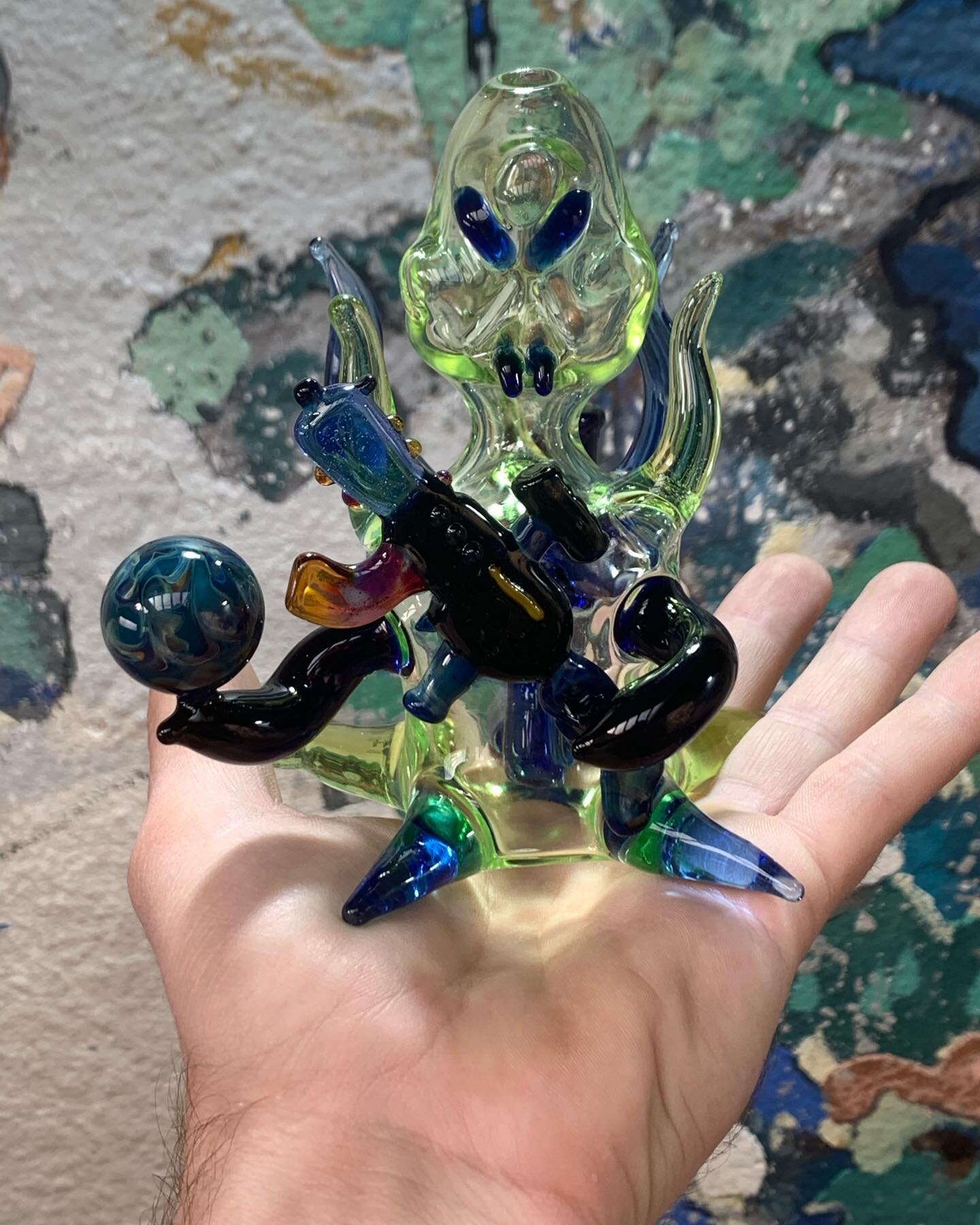 Alien invasion👽 made a while ago and I forgot to post it.

It reminds me some monster from Rick and Morty but I don&rsquo;t remember which kind.

Blue dream and sublime green.

High 13 cm
10 mm joint
2 holes percolator

#&rsquo;22/32

______________