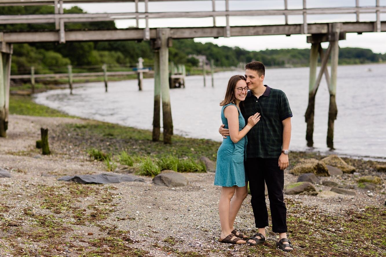 Taylor + Peter at her family&rsquo;s incredible farm on Warwick Neck.
.
.
.
@knoopcoop @wildsaltfarm 
#warwickneck #rhodeislandfarm #rhodeislandengagement #naturalengagementphotos #rhodeislandphotographer #rockypointpark #aldrichmansion #fearlessphot