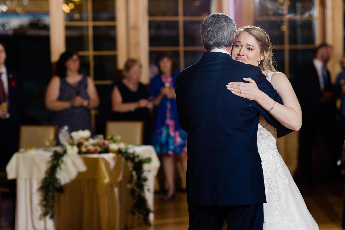 Loved Sarah&rsquo;s dance with her Dad so much 💛
.
.
.
@smcnich @fairpete @theredbarnweddings @distinctfloraldesigns @hairetcportlandmaine #maineweddings #barnwedding #memorialdayweekend #memorialdayweekendwedding #fatherdaughterdance #weddingrecept