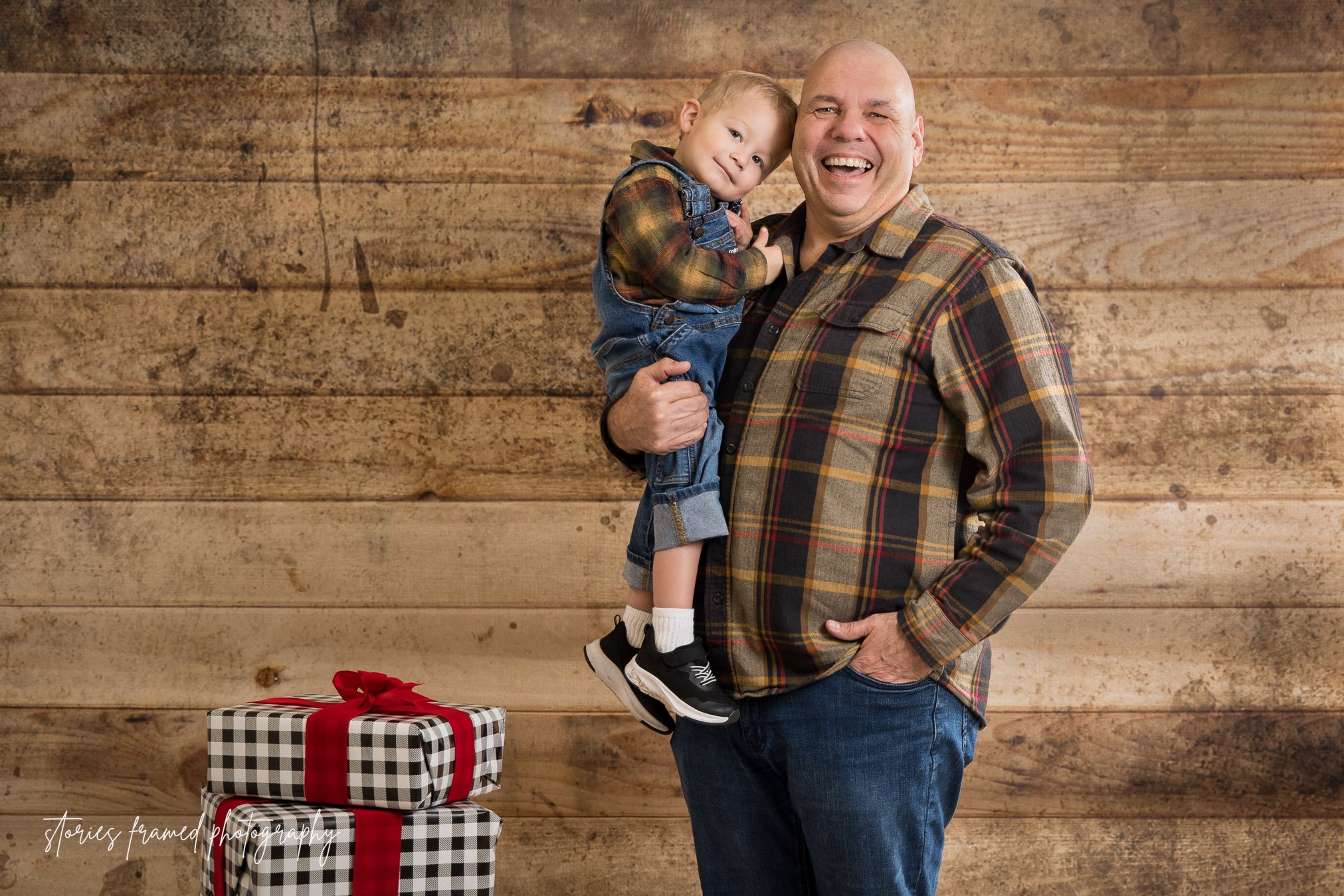 Milwaukee-holiday-family-photo-13-Stories-Framed.jpg