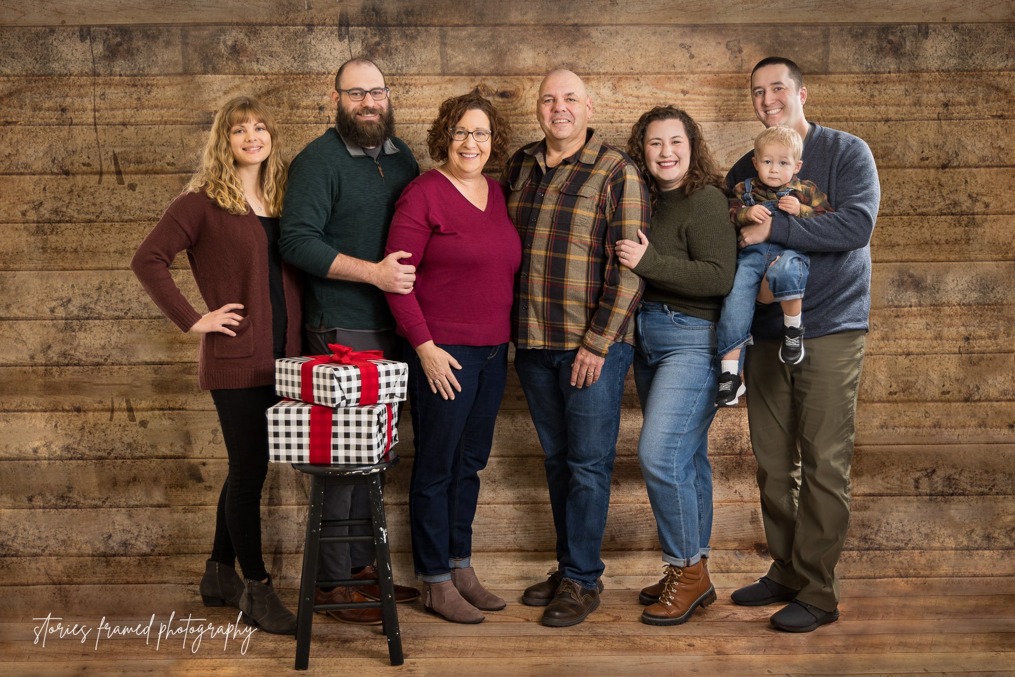 Milwaukee-holiday-family-photo-14-Stories-Framed.jpg