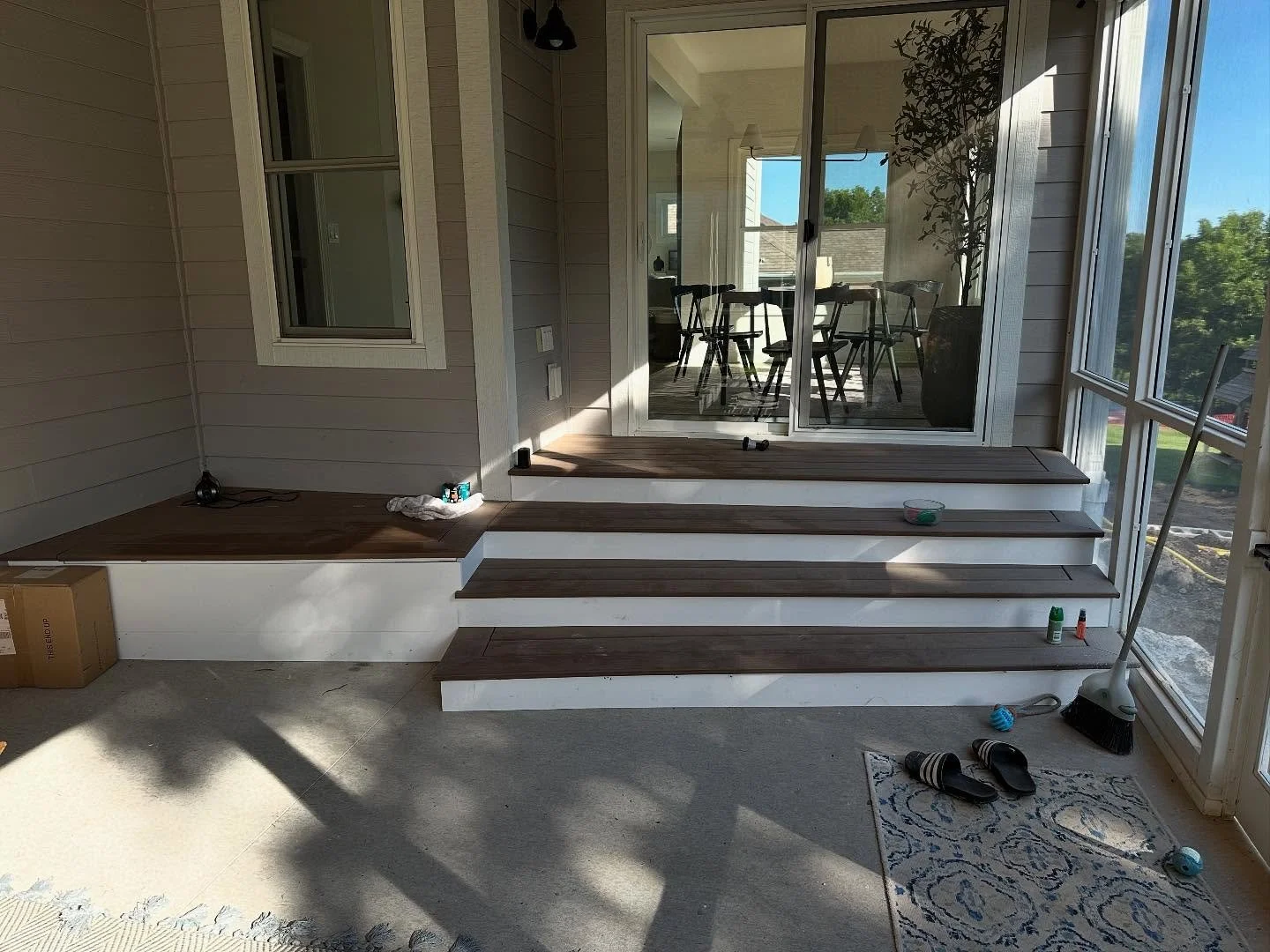 Steppity step step! Don&rsquo;t underestimate the power of well designed steps to not only get you up and down but provide seating, storage and places to just simply show some style!
Shout out to @olsontoon and Berken Construction for saying &ldquo;y