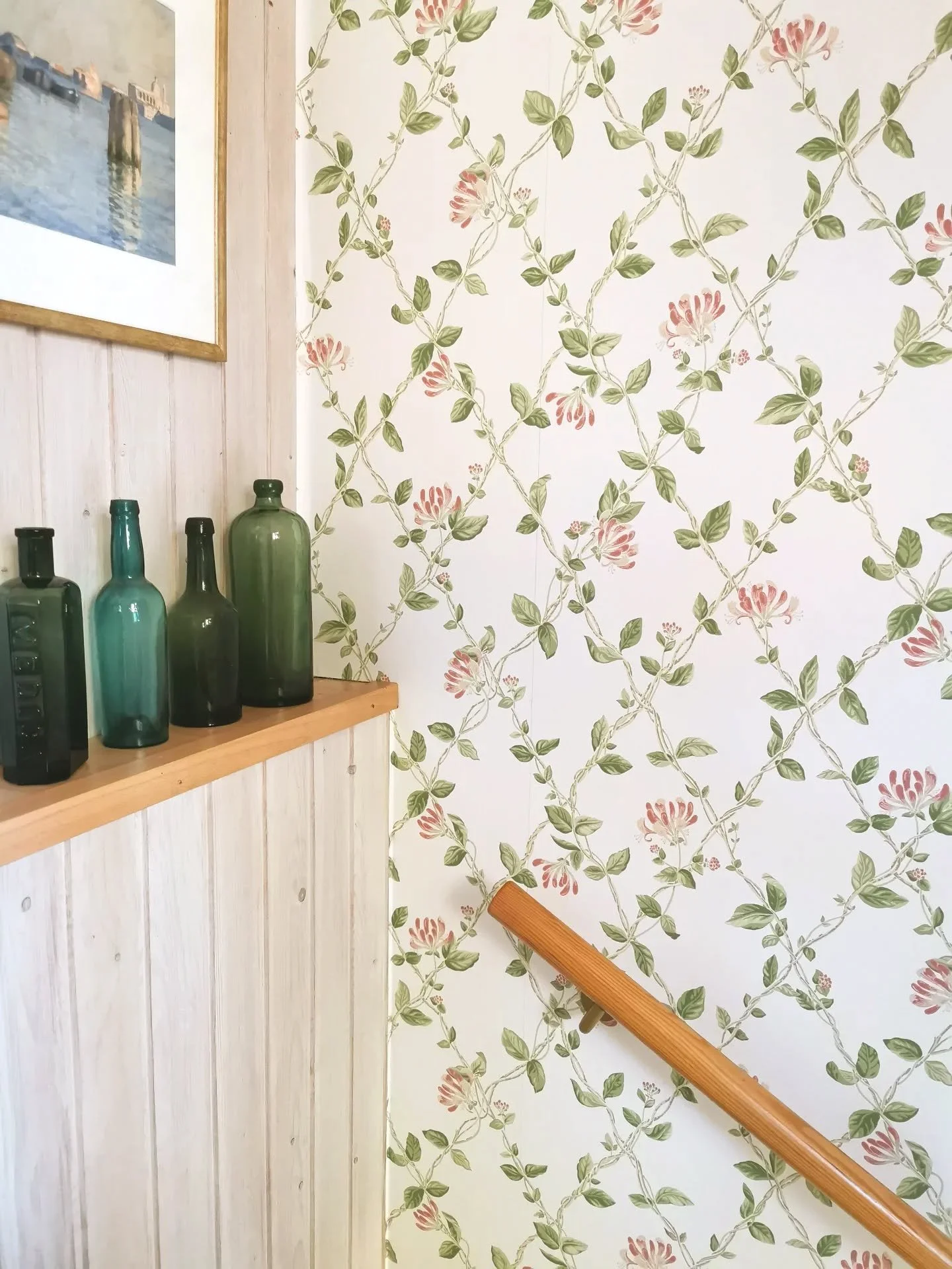 St&ouml;rsta delen av projektet &quot;uppdatering av trappuppg&aring;ng och hall&quot; i barndomshemmet &auml;r klart.

Tapeten Honeysuckle fr&aring;n Bor&aring;stapeter fick huvudrollen och &auml;ndrade p&aring; st&auml;mningen i utrymmet allra mest