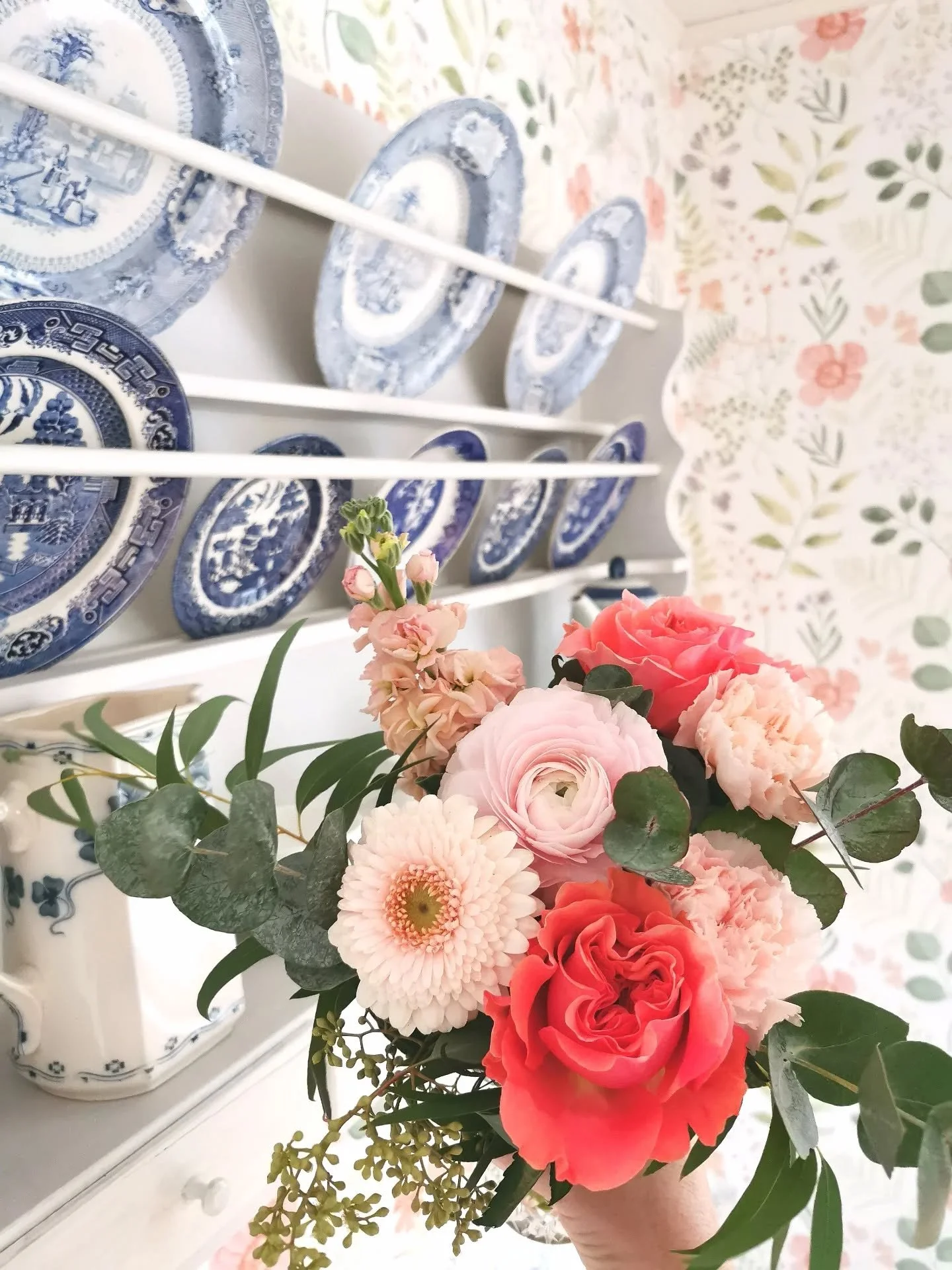 Den gr&aring;a novemberdagen kunde inte gl&auml;dja mig med solljus idag, men nog med en h&auml;rlig bukett jag fick i g&aring;va, tack💖🥰!

Trevligt veckoslut💛!

#november #blommor #blommorg&ouml;rmigglad #h&auml;rligt #flowerpower #beautyishealin