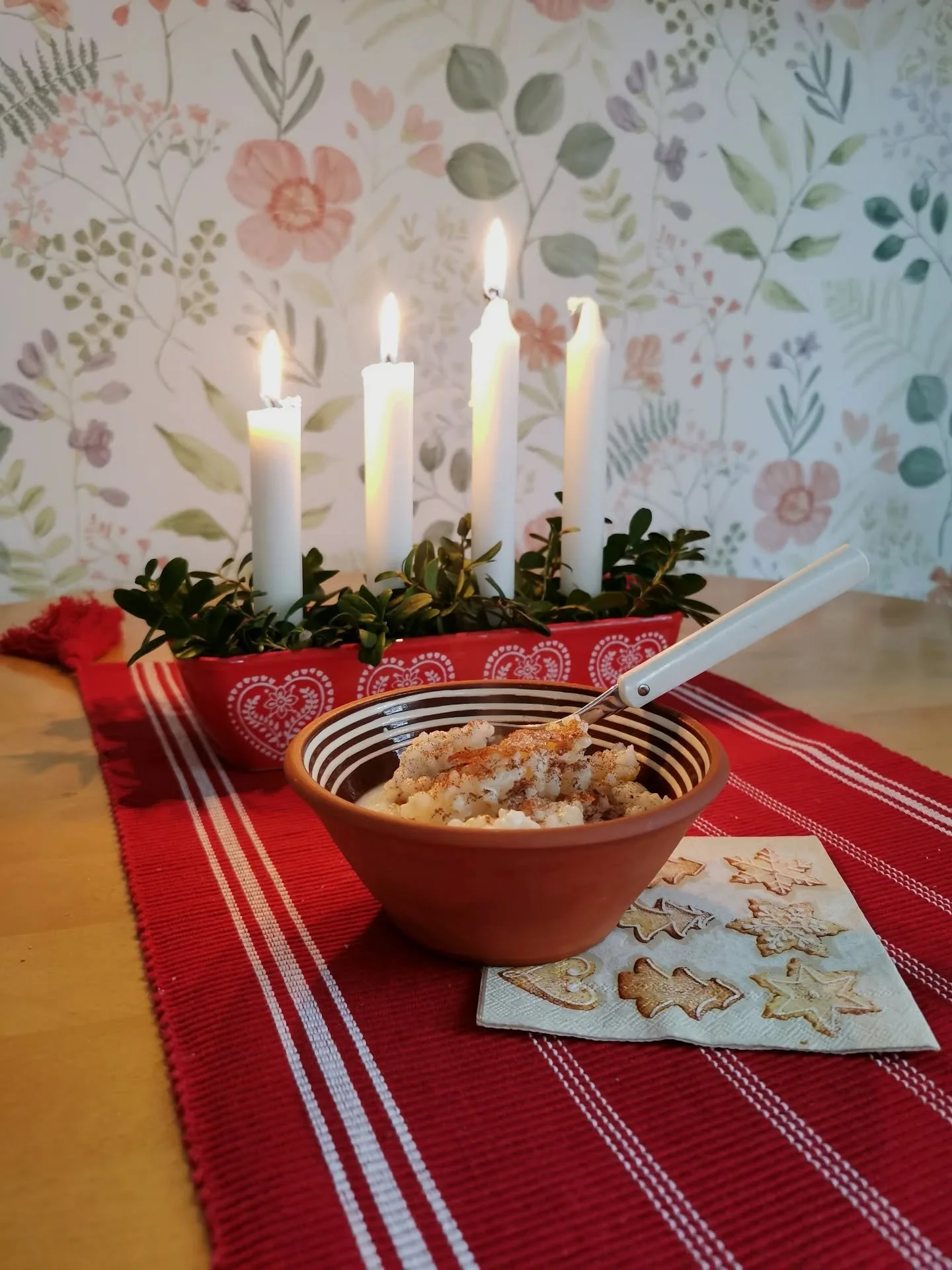 God morgon❣️

Det hann bli tredje advent f&ouml;rr&auml;n jag fick en julbild tagen😂.
S&aring; kan det g&aring; n&auml;r fokuset &auml;r p&aring; annat &auml;n att ta bilder.

&Ouml;nskar er en fin tredje advent och s&ouml;ndag ✨❤️✨

#tredjeadvent #