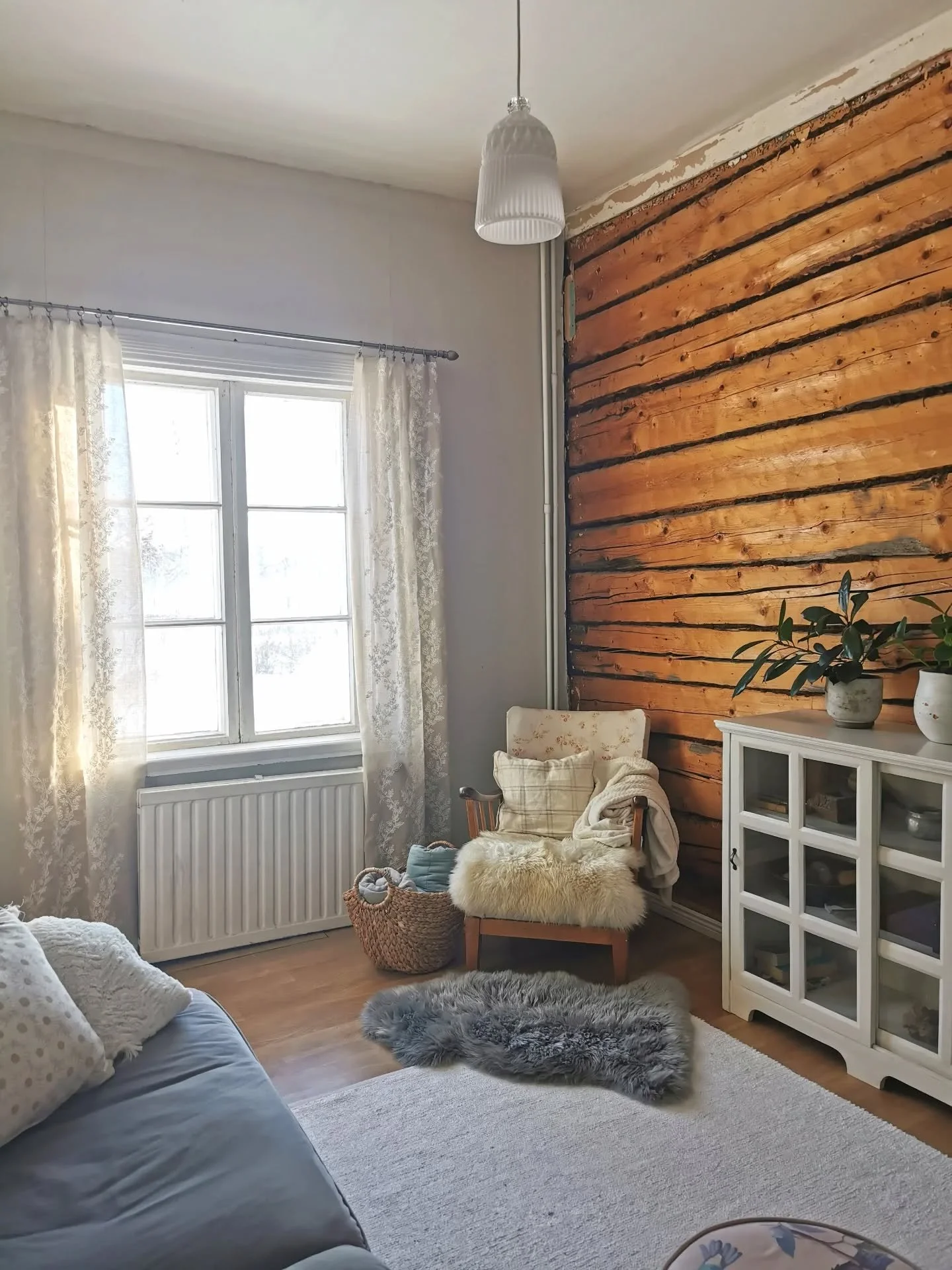 Det blir ingen vinterm&auml;nniska av mig fast&auml;n jag sku t&auml;nda 50 ljus och ha 20 f&aring;rskinn att mysa till det med.
5 ljus och 2 f&aring;rskinn, n&aring;gra extra filtar och dubbla yllesockor g&ouml;r att jag &ouml;verlever. Och jag g&ar