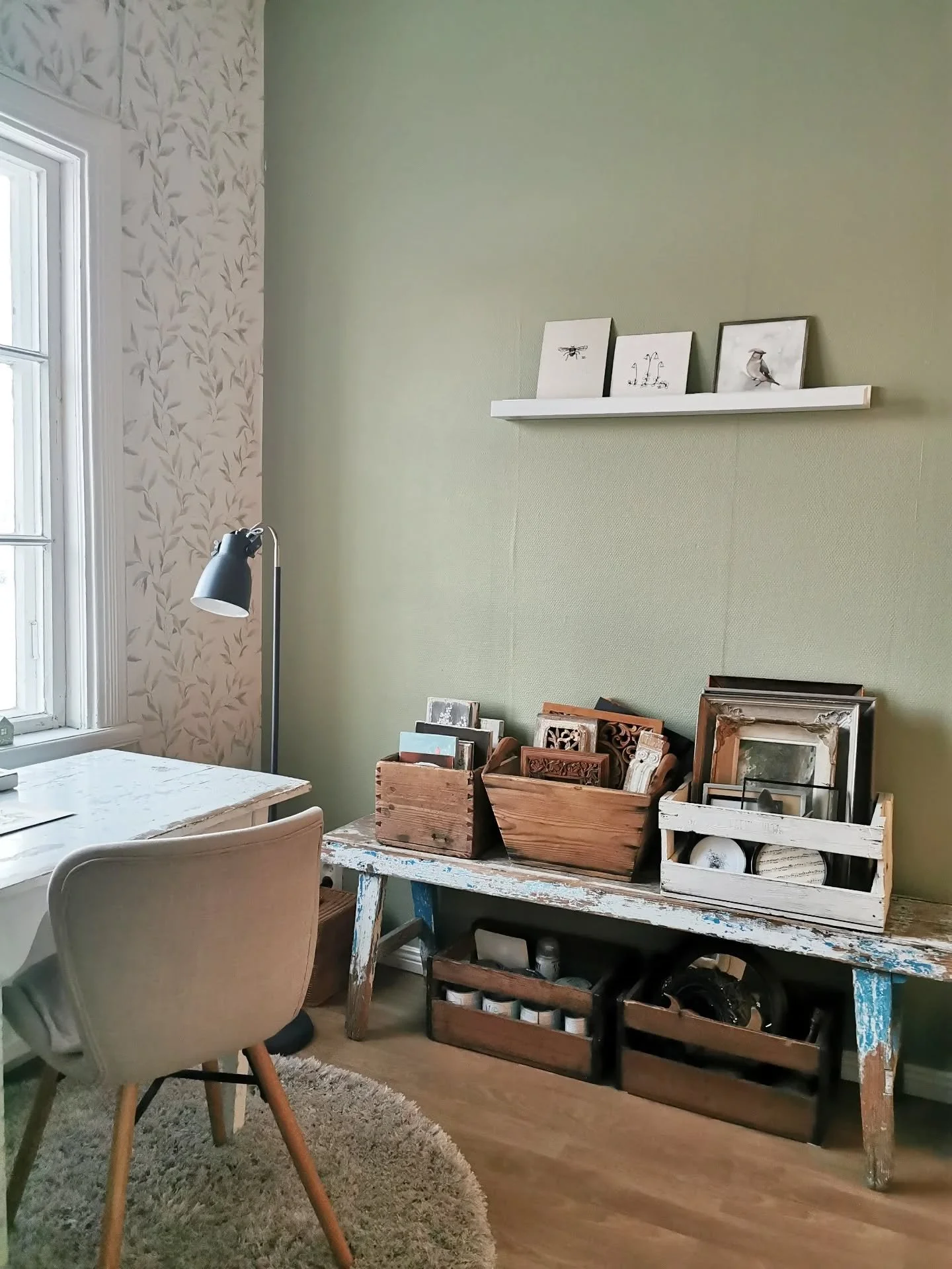 M&aring;larrumnet, kreativitetsrummet, skaparrummet, konstrummet, behandlingsrummet, gr&ouml;narummet, materialrummet, visionsrummet...
tar sakta form.

Och de flesta av mina tr&auml;l&aring;dor f&aring;r igen en uppgift. Har n&aring;gra som hyllor p