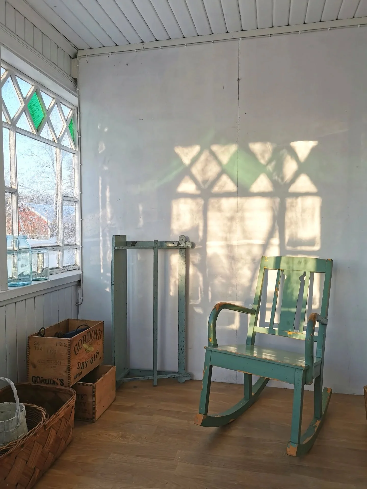 I v&auml;ntan p&aring; v&auml;rmen.
&Auml;r det solens tillf&auml;lliga konstverk som g&auml;ller.

Kunde f&ouml;rst&aring;s sitta i gungstolen med ytterkl&auml;der p&aring;. Kanske jag ska g&ouml;ra det.
I v&auml;ntan p&aring; v&auml;rmen.

Ha ett f