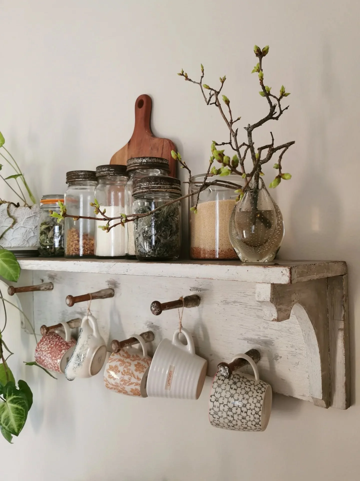 K&ouml;ket b&ouml;rjar ta sin form.
Bytte ut den smala o h&ouml;ga tr&auml;m&ouml;beln jag hade under hyllan till en byr&aring; med b&auml;ttre m&aring;tt.
Den &auml;r fr&aring;n min mormors hem och har h&auml;ngt med mig i alla mina 10 olika hem sen