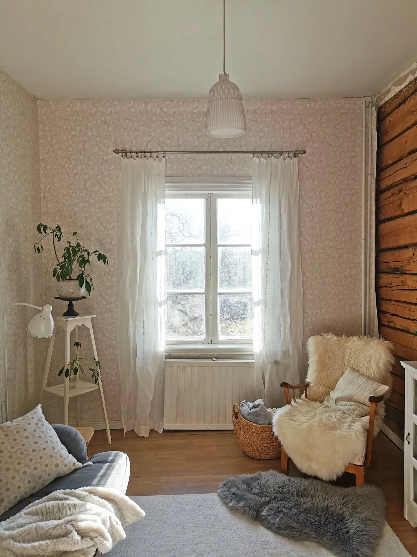 Det blev f&auml;rdigt tapetserat. N&auml;stan.
Det blev s&aring; mycket tapet &ouml;ver fr&aring;n sista rullen att jag kanske &auml;nnu tapetserar tv&aring; mini v&auml;ggar med d&ouml;rr&ouml;ppningar bakom knuten. Kanske.

K&auml;nner att jag beh&