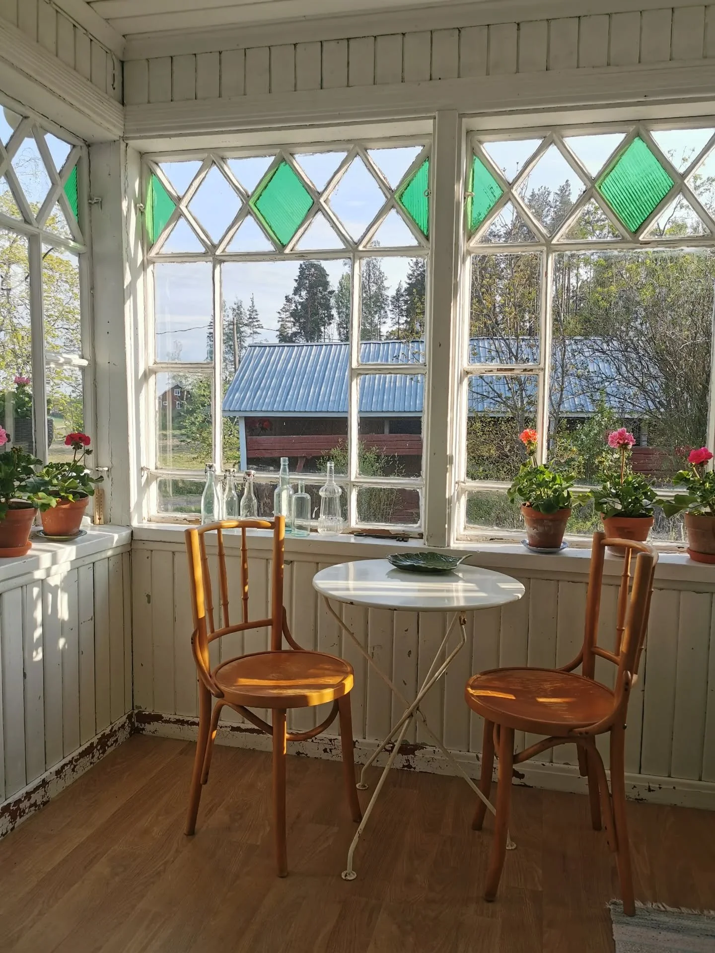 Fyndade p&aring; loppis, eller egentligen p&aring; en &aring;tervinningscentral, tv&aring; Thonet stolar, som passar utm&auml;rkt i verandan. De &auml;r betydligt bekv&auml;mare &auml;n mina 18 &aring;r gamla hopf&auml;llbara metallstolar, som inte r