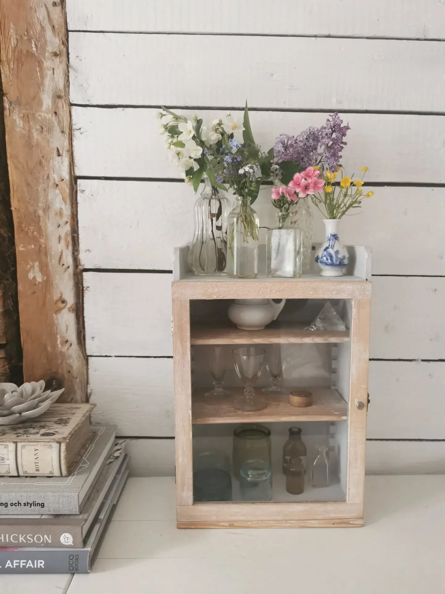 Allts&aring; jag bara &auml;lskar f&ouml;rsommaren! S&aring;&aring; fina blommor, h&auml;rliga f&auml;rgkombinationer och ute l&auml;ckert ny-gr&ouml;nt💚. F&aring;gels&aring;ng n&auml;stan dagen l&aring;ng och ljust, ljust, ljust. Jag &auml;r defini