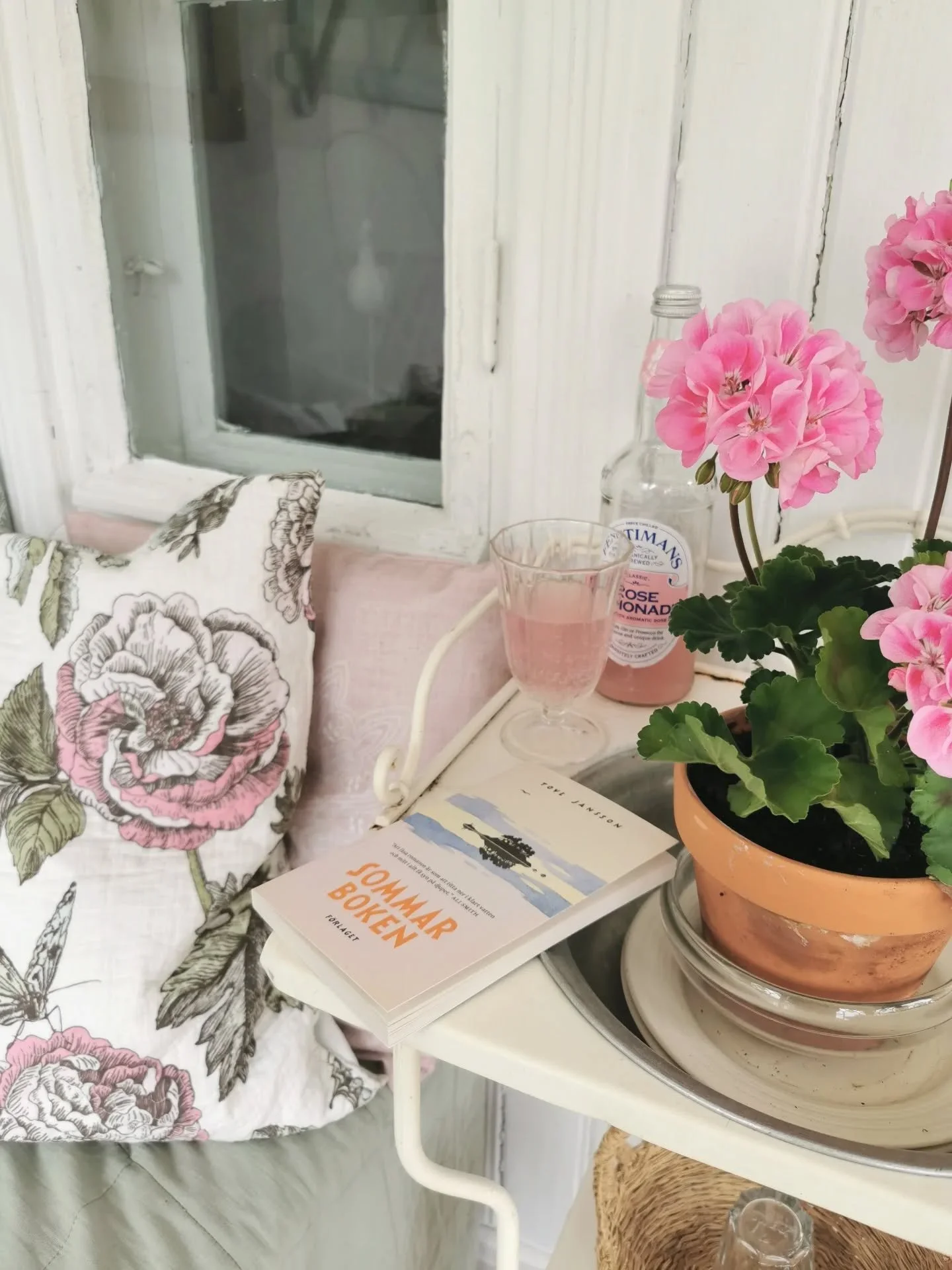 Pinka fredagsh&auml;lsningar fr&aring;n verandan💕
Ute ser det regnsjukt ut, men det g&ouml;r inget ifall det kommer regn f&ouml;r det l&aring;ter mysigt p&aring; pl&aring;ttaket. Och med f&aring;gels&aring;ng, pink lemonad och Sommarboken av Tove Ja