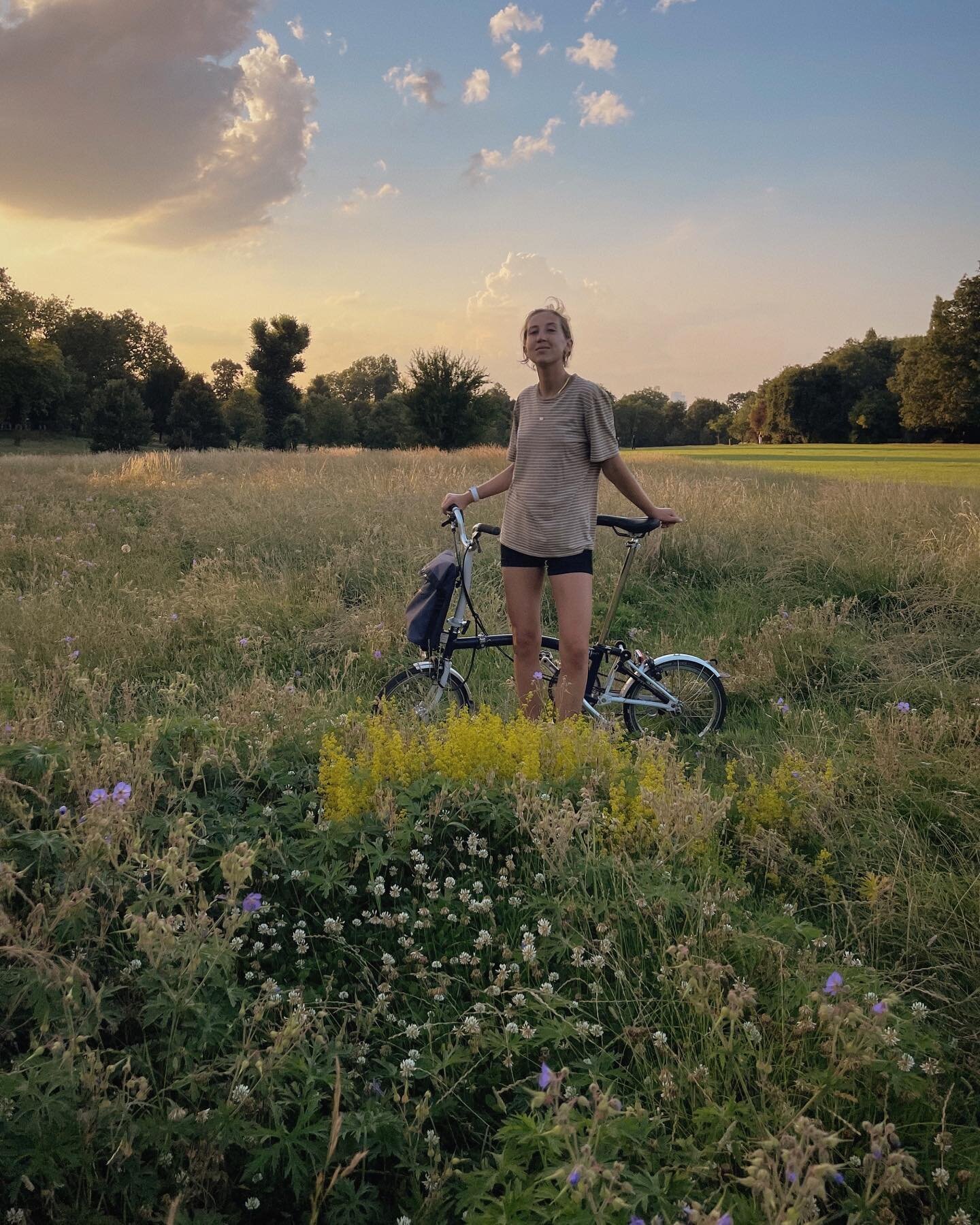 Can confirm it is *far* too hot for cycling from Peckham to Southwark, Shoreditch and back again, yet perfect weather for recuperating in the park with ros&eacute;. Do the latter. 

&mdash; ft. gifts @freepeopleuk / @bromptonhire #partner