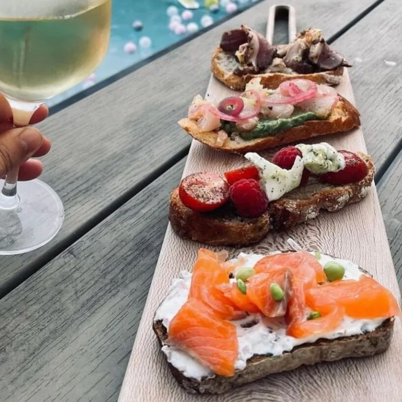 A la mode scandinave, que diriez-vous de pr&eacute;parer des tartines fra&icirc;ches et gourmandes accompagn&eacute;es d'un verre de vin blanc. 
Au choix, Muscadet Sevre et Maine sur Lie ou Bordeaux Blanc

#vinblanc
#&eacute;t&eacute;
#summervibes 
#