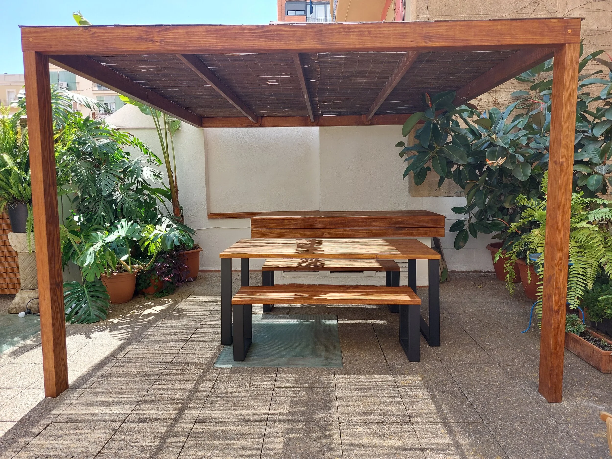terraza-pergola-iroko-mesa-bancos-otylu