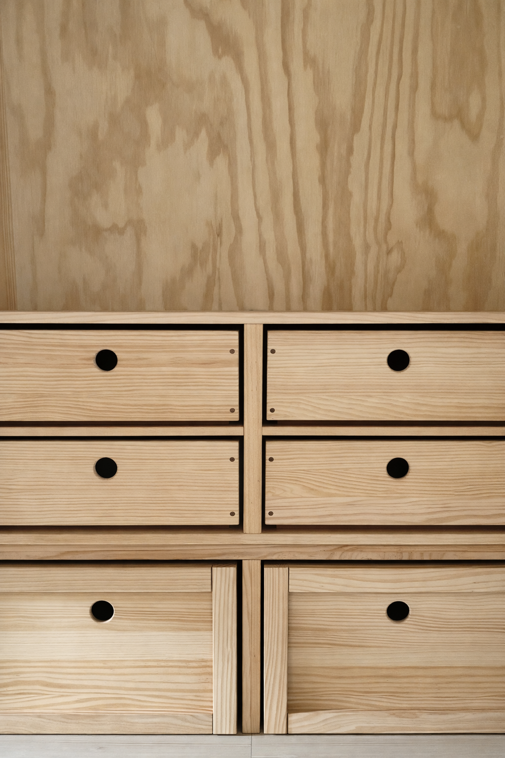Detalle interior armario a medida en madera maciza.