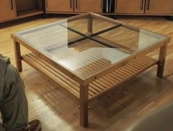 mesa de centro con sobre de cristal y madera
