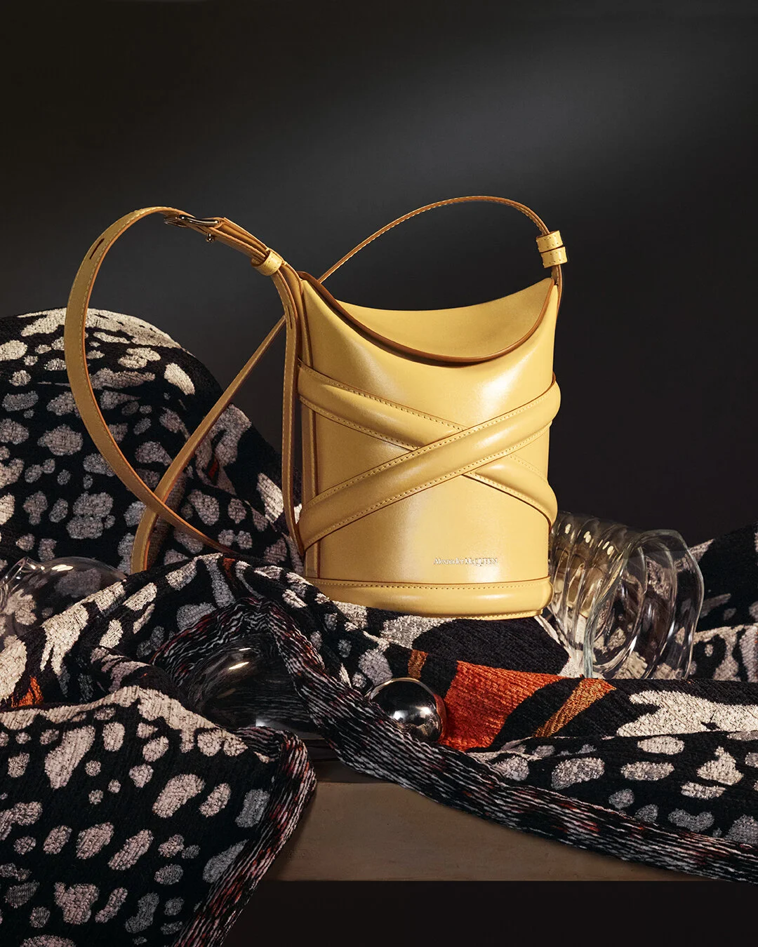 Alexander McQueen SS21 Curve Bag (shot by Erwan Frotin) (3).jpg