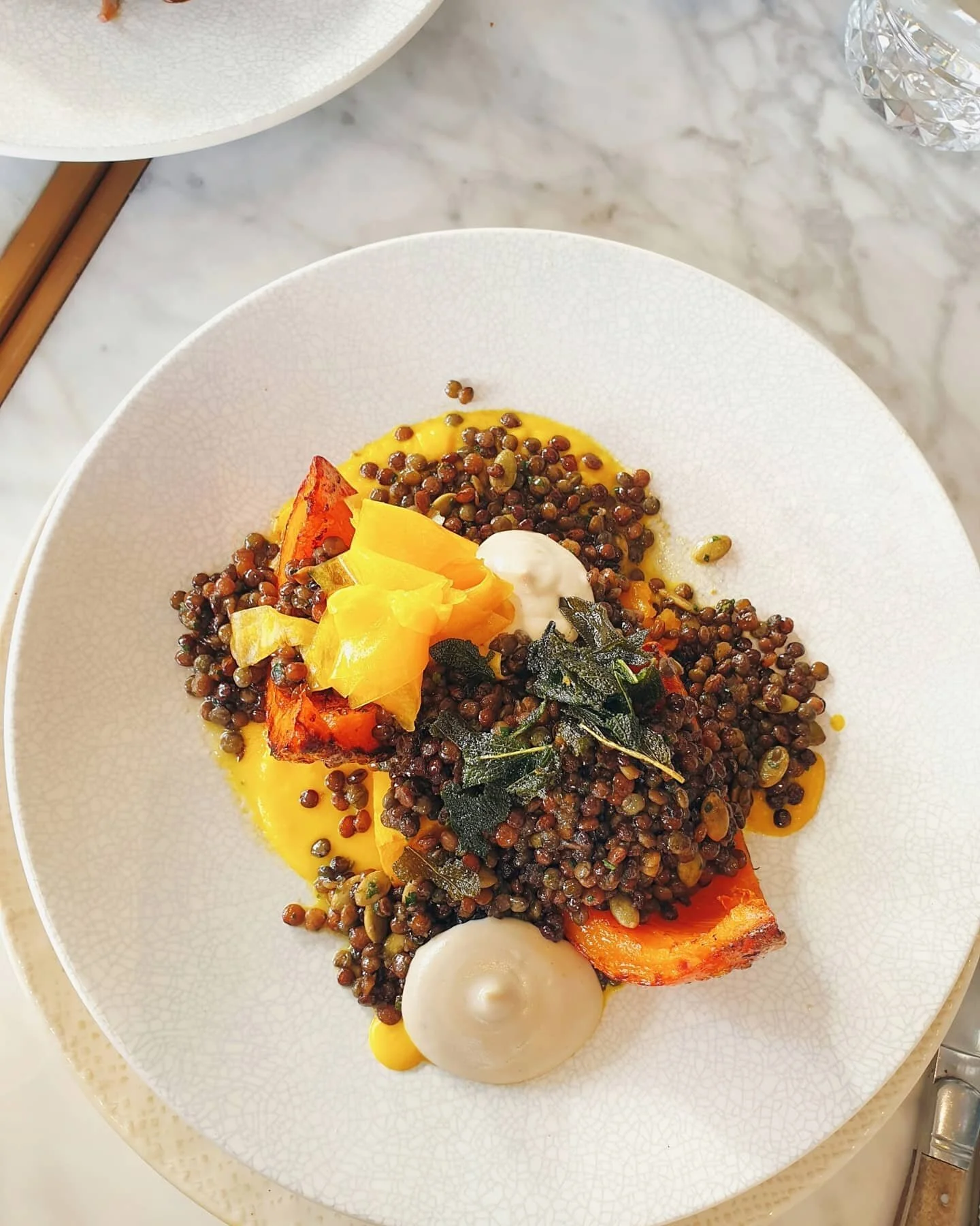 🥕🍠 An afternoon of food + wine at @pialligoestate with work friends 🥂🍷

It's so nice to have such delish vegetarian options available now when eating out 👌🥑

Do you have any fave vegetarian or vegan restaurants? Or a favourite vegetarian or veg