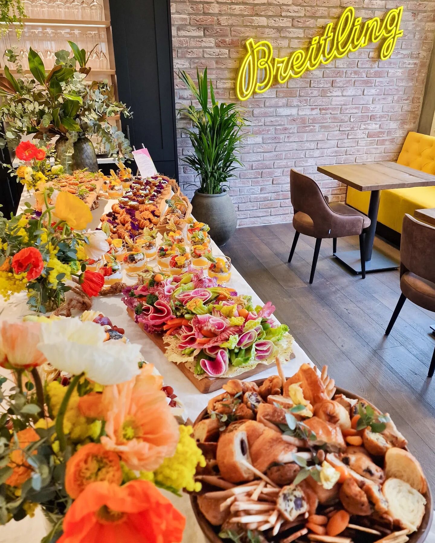 A colorful brunch set up for @breitling 💛 This custom mix of cheese, charcuterie, breakfast bites, yoghurt cups and crispy pastries is an excellent choice for a wholesome morning snack!
.
.
.
.
.
.
#brunchboard #brunch #corporatebrunch #grazingtable