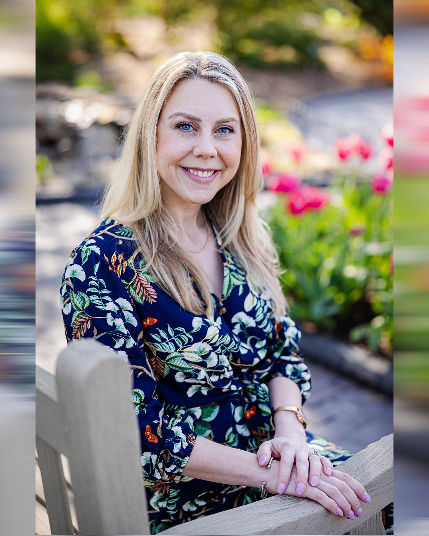 It&rsquo;s amazing how quickly the flowers turn. Less than two weeks after I photographed pink tulips at @mobotgarden they were gone. Springtime is so beautiful in St. Louis, but if you blink you miss it 🌷 
.
.
.
#stlheadshotphotographer #missouriph