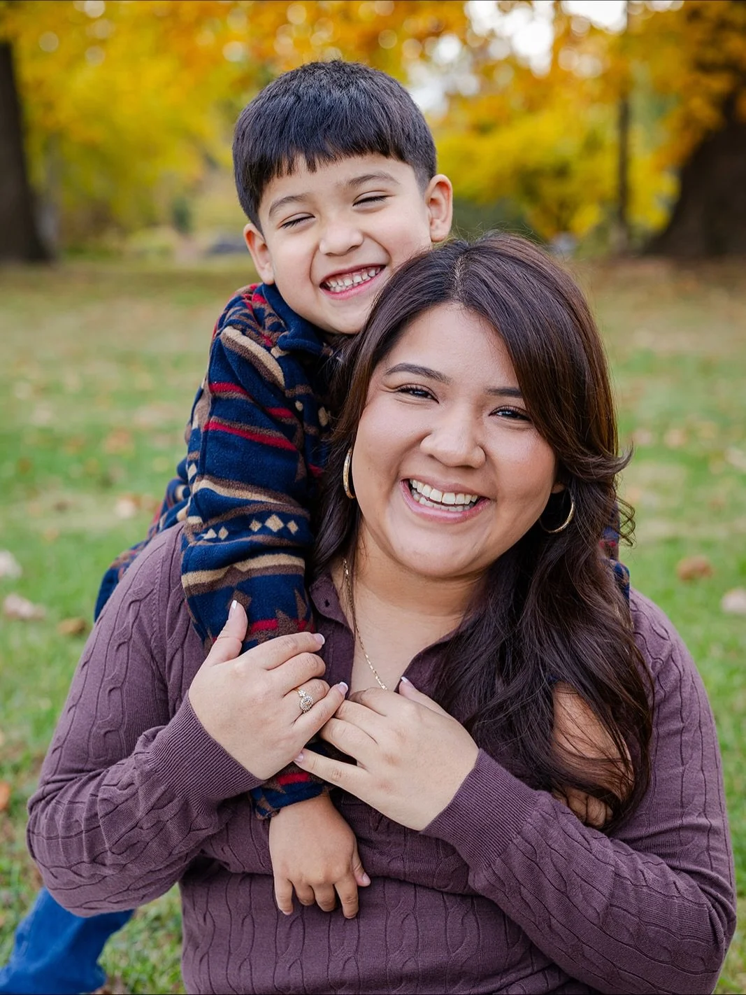 The cutest mother-son duo @araceli_moraa and Aurelio 🥰 it&rsquo;s hard to believe this was less than a month ago with all this snow on the ground today! Fall photos are some of my favorites but the season is too short.
.
.
.
.
.
#stlphotographer #st