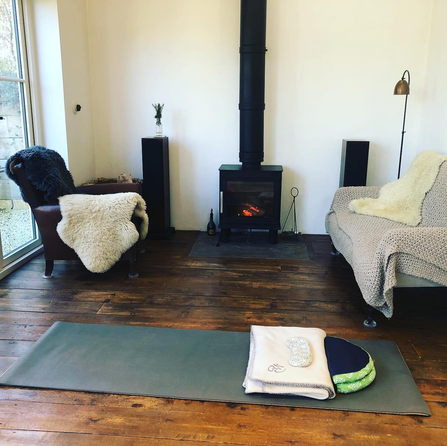 Sivananda Hatha Yoga class at home I am teaching  a Thursday 5-6.30pm English class for Y8 Yoga Studio in Hamburg, Germany #artyoga.de , to join you can register on the  schedule#sivanandayoga#sivananda