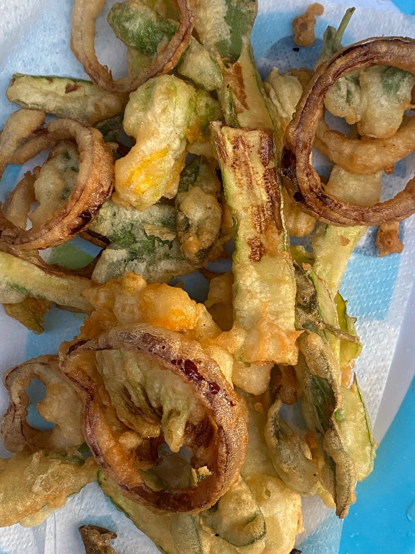 Fried sage leaves, red onion rings, zucchini slices and blossoms ✨We had 20 over for dinner the other night at the beach house, and I whipped this up after  a last-minute panic about food quantity. This little (but substantial!) appetizer filled out 