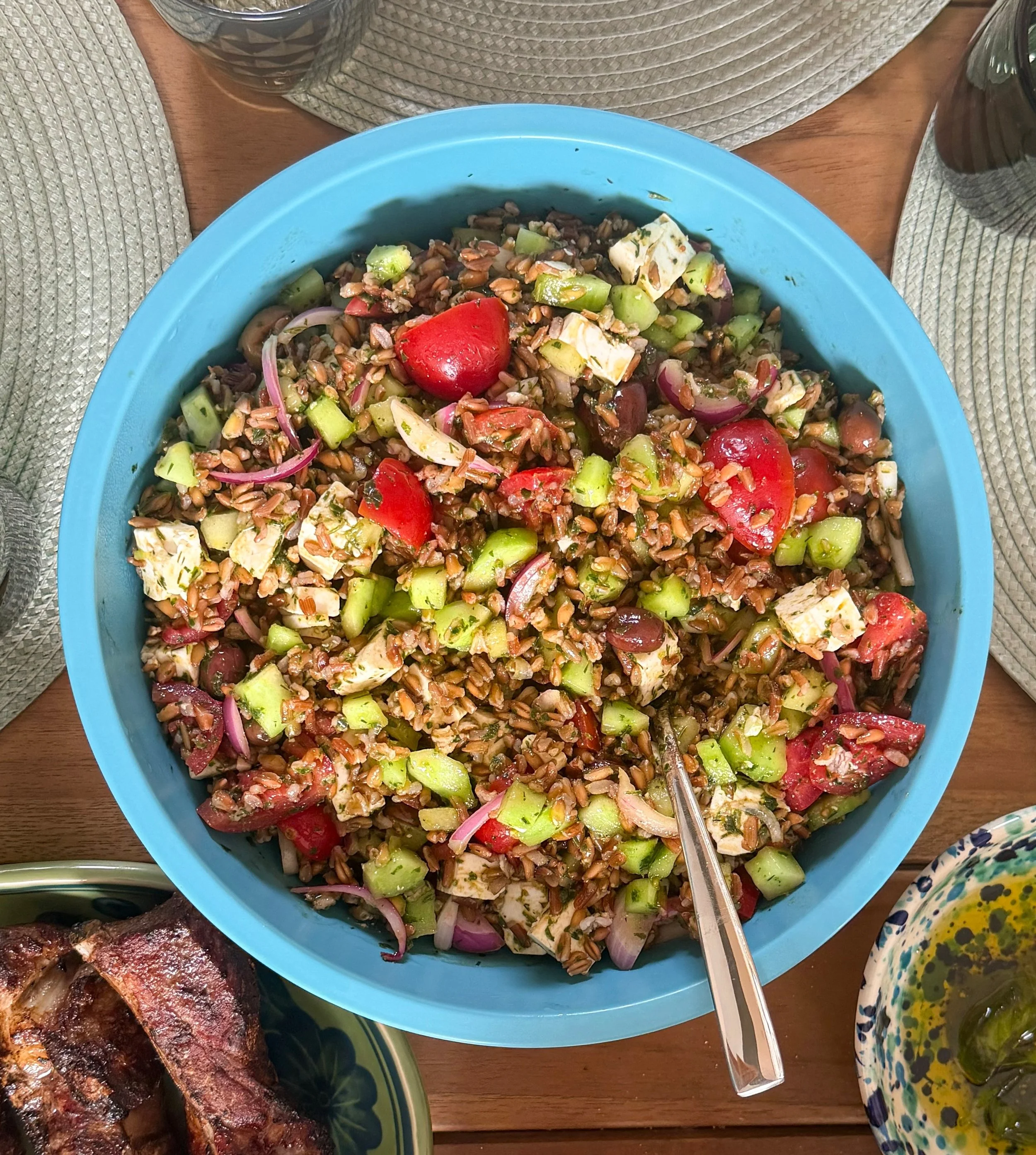 My husband is convinced this salad multiplies overnight in the fridge. He&rsquo;s not wrong. This is the farro salad I make on repeat all summer, and my catchall for seasonal produce and leftovers. The secret is in the dressing 😉
👉 Comment FARRO an